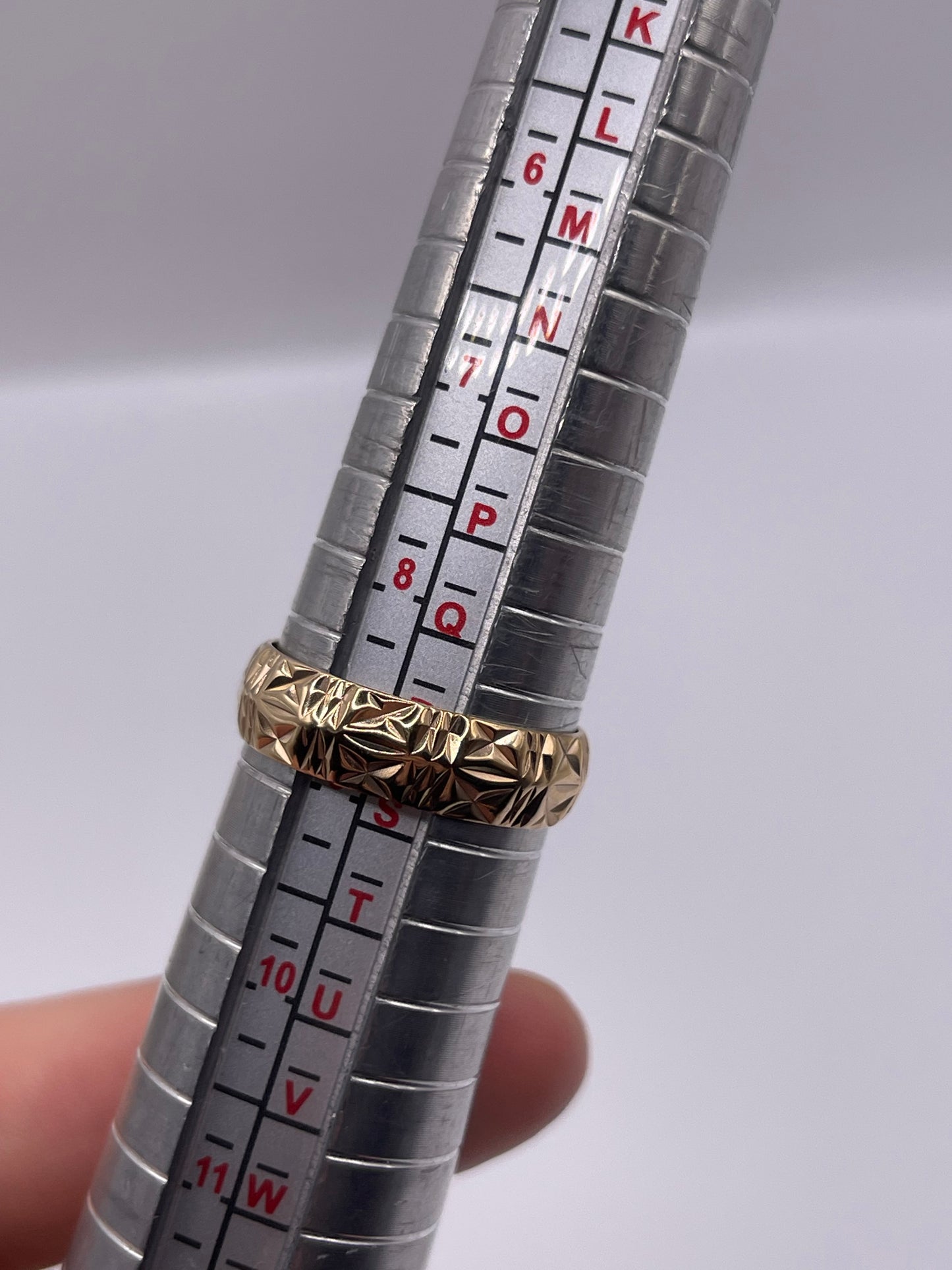 9ct gold patterned band