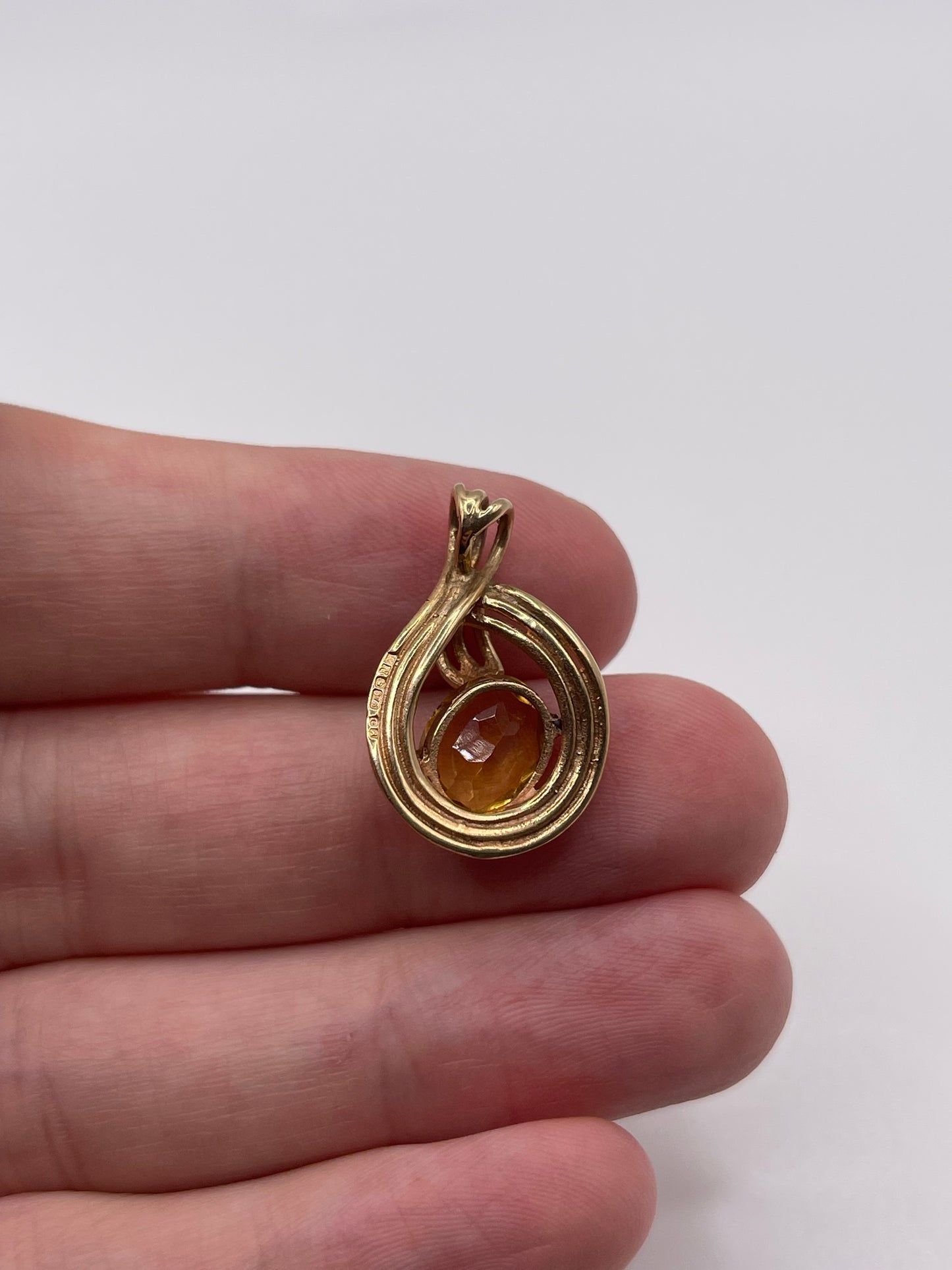 9ct gold citrine pendant