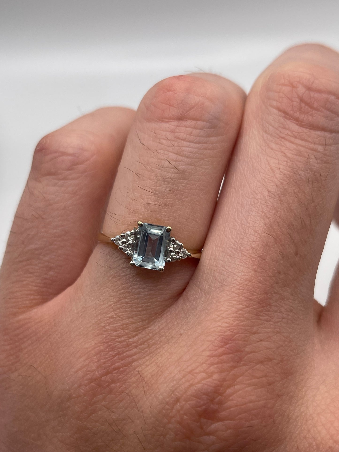 18ct gold aquamarine and diamond ring