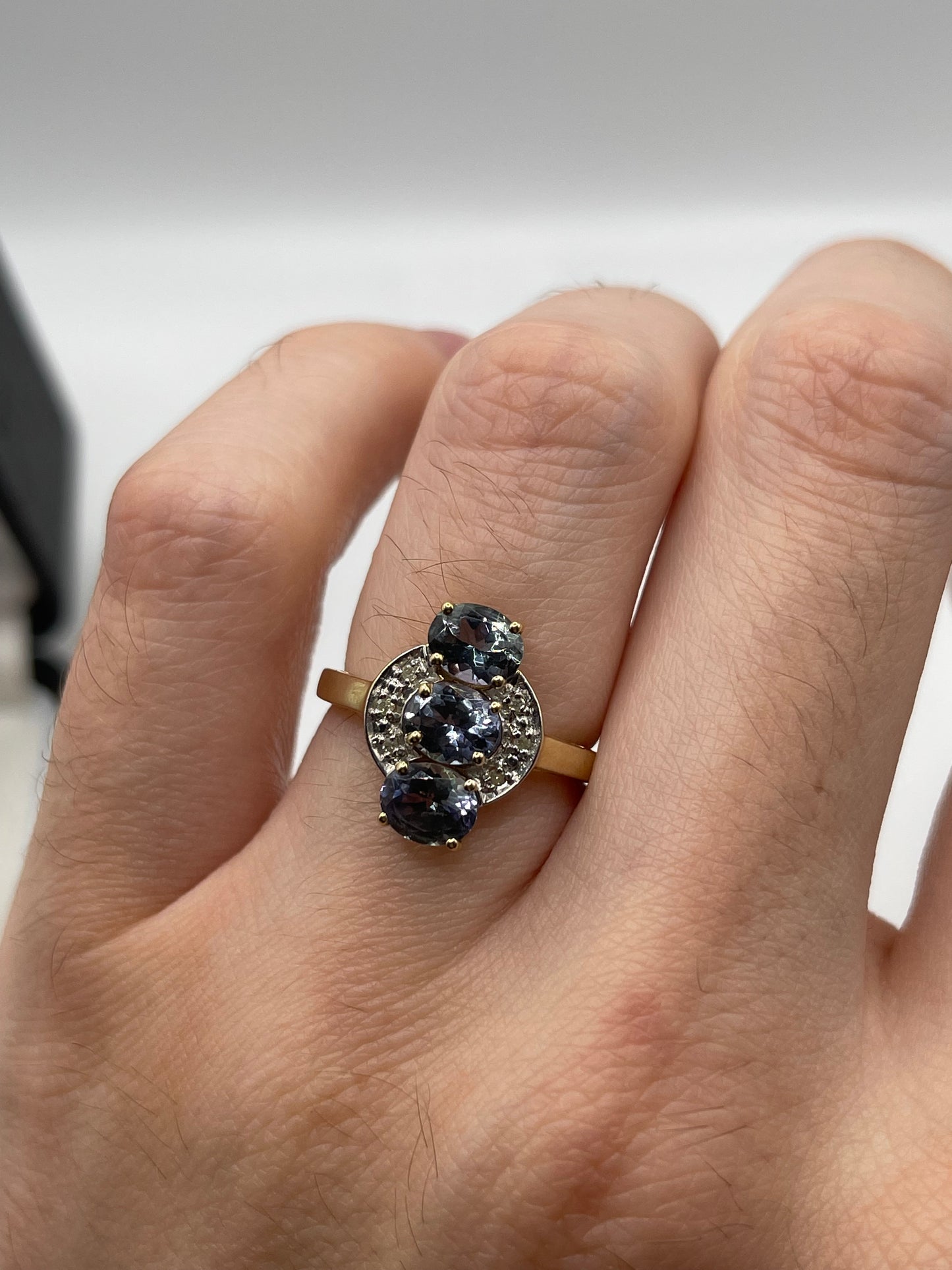 9ct gold tanzanite and diamond ring
