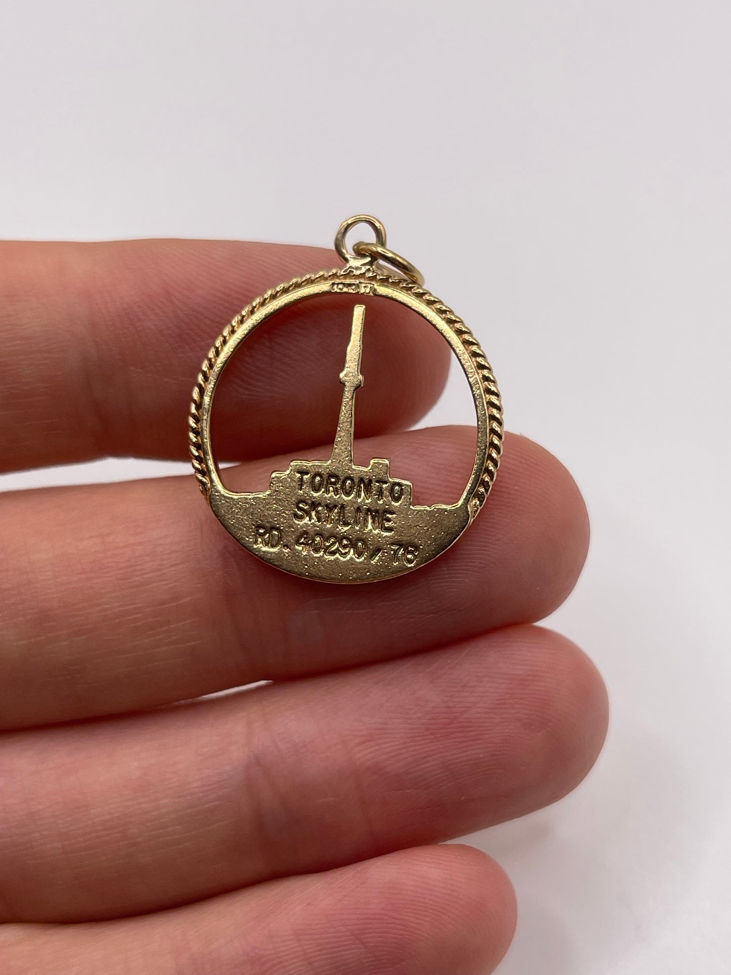 9ct gold Toronto skyline pendant