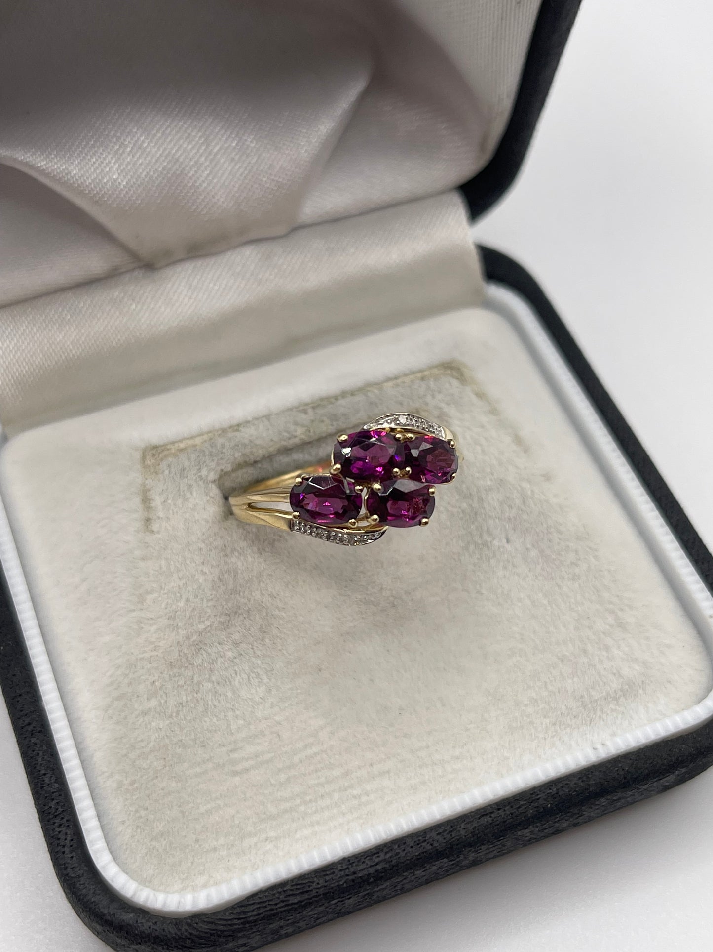 9ct gold garnet and diamond ring