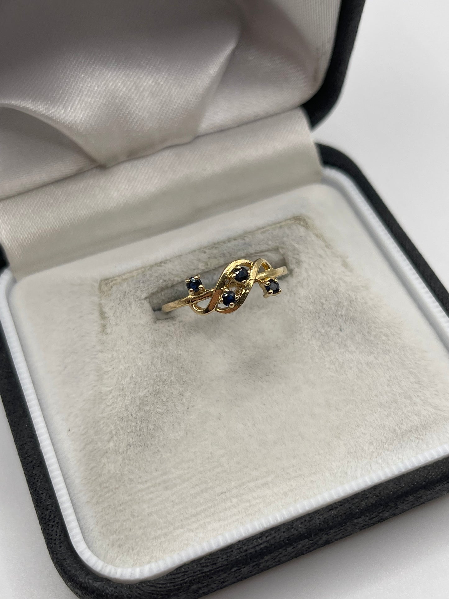 9ct gold sapphire ring