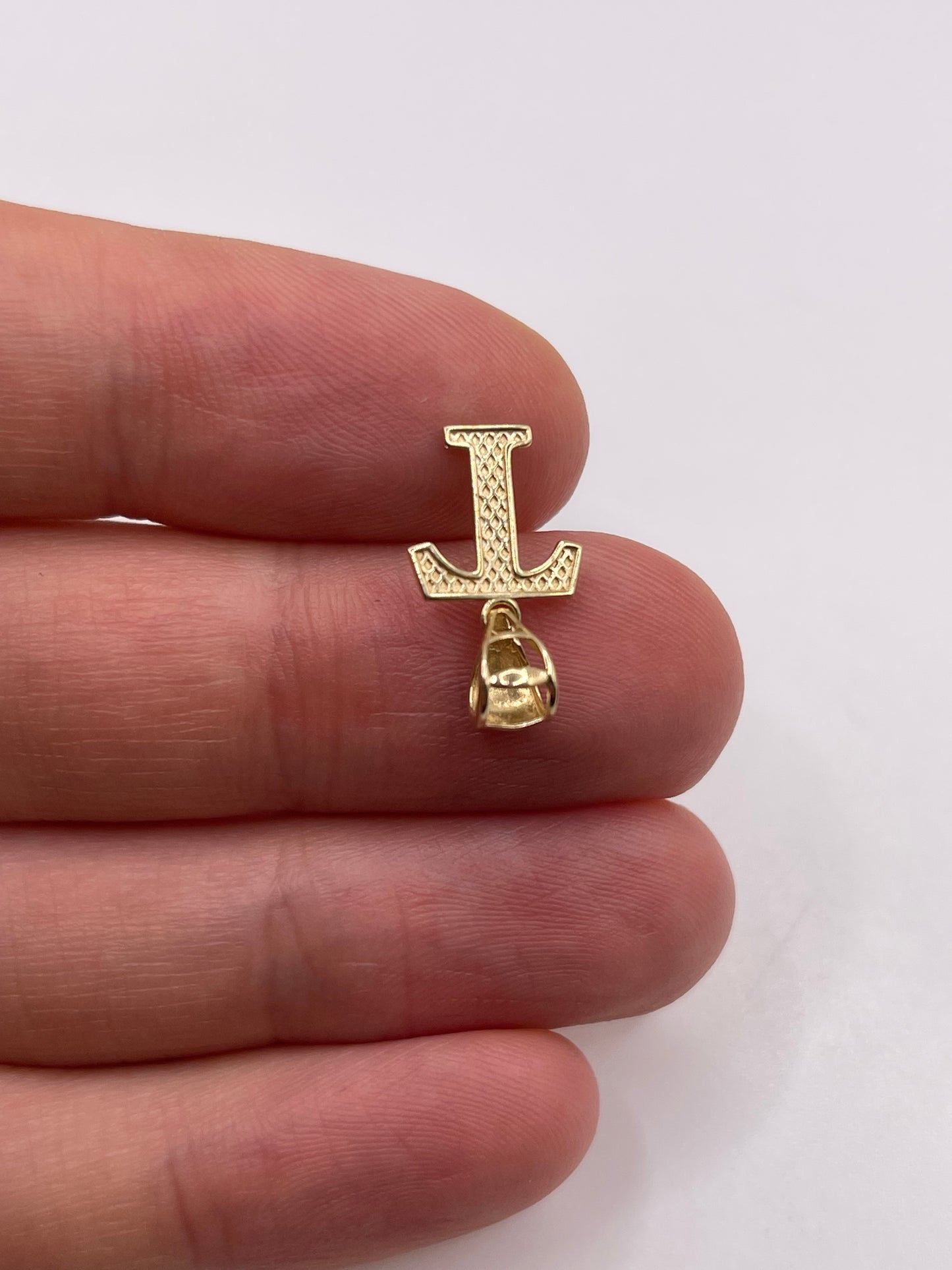 9ct gold initial T pendant