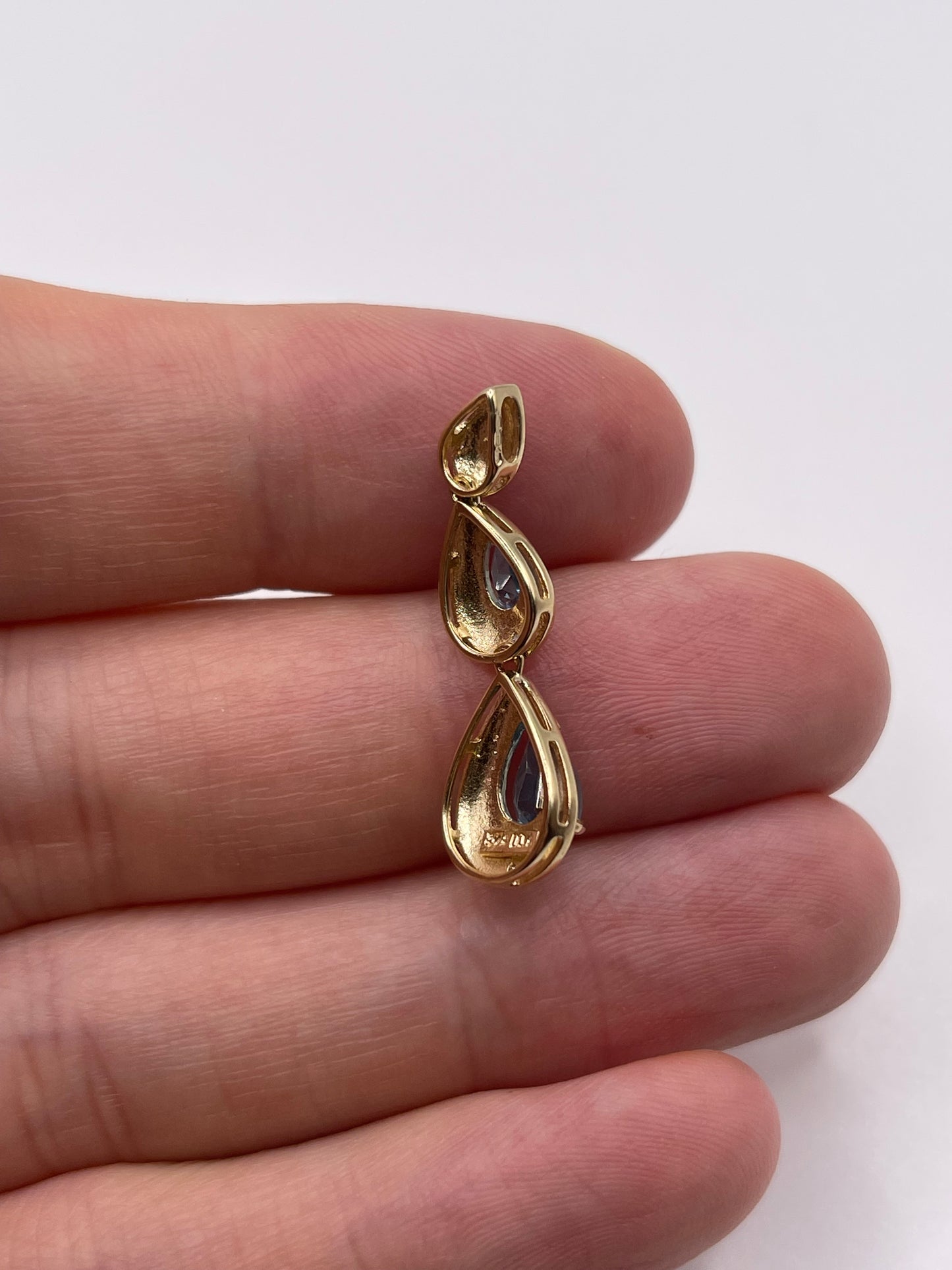9ct gold topaz and diamond pendant