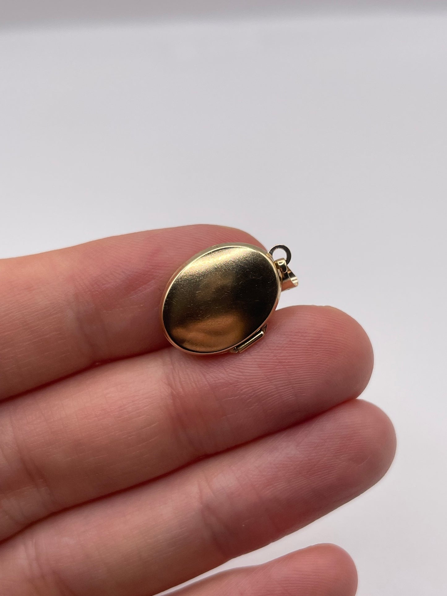 9ct gold locket pendant