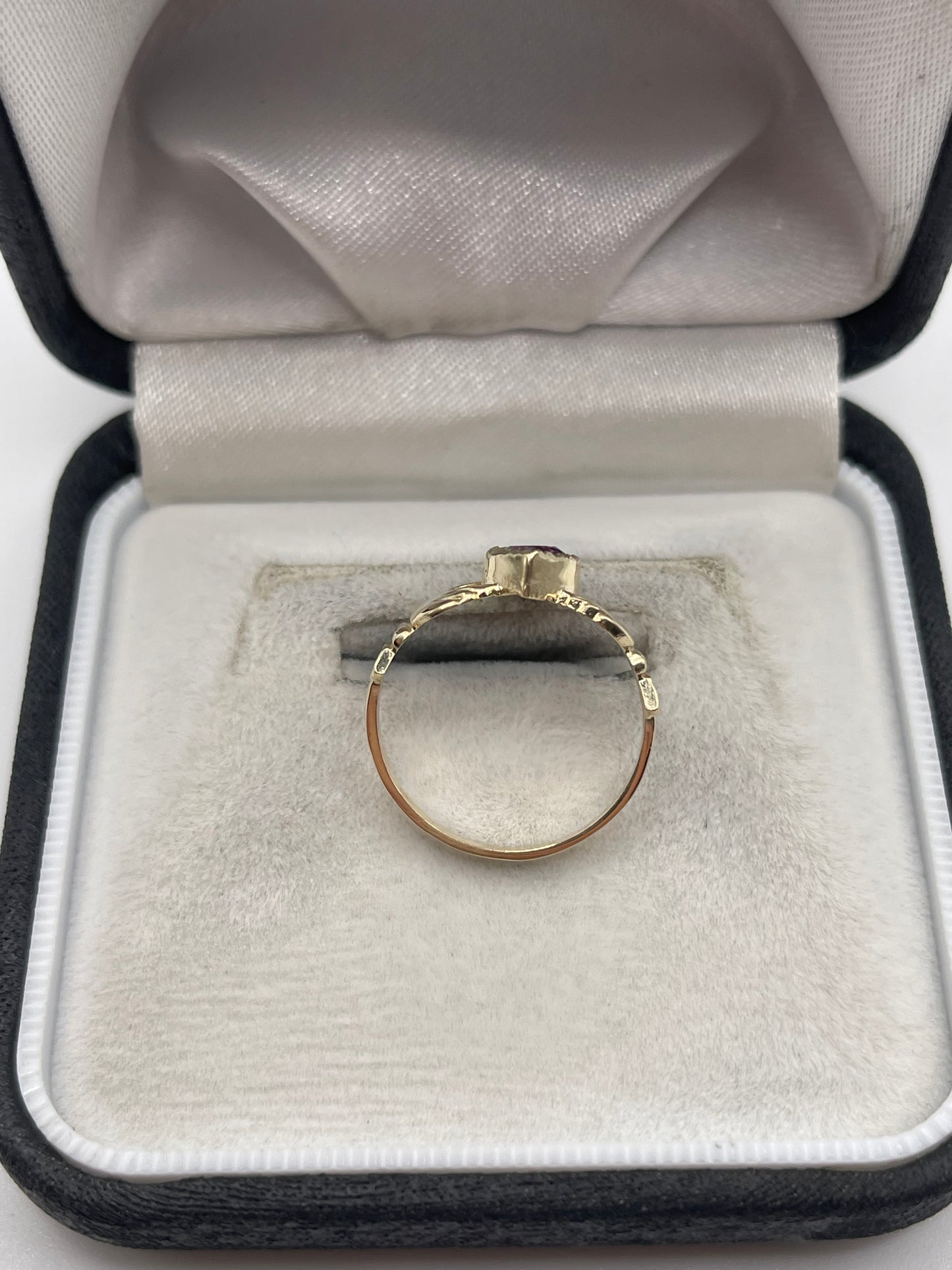 9ct gold amethyst claddagh ring