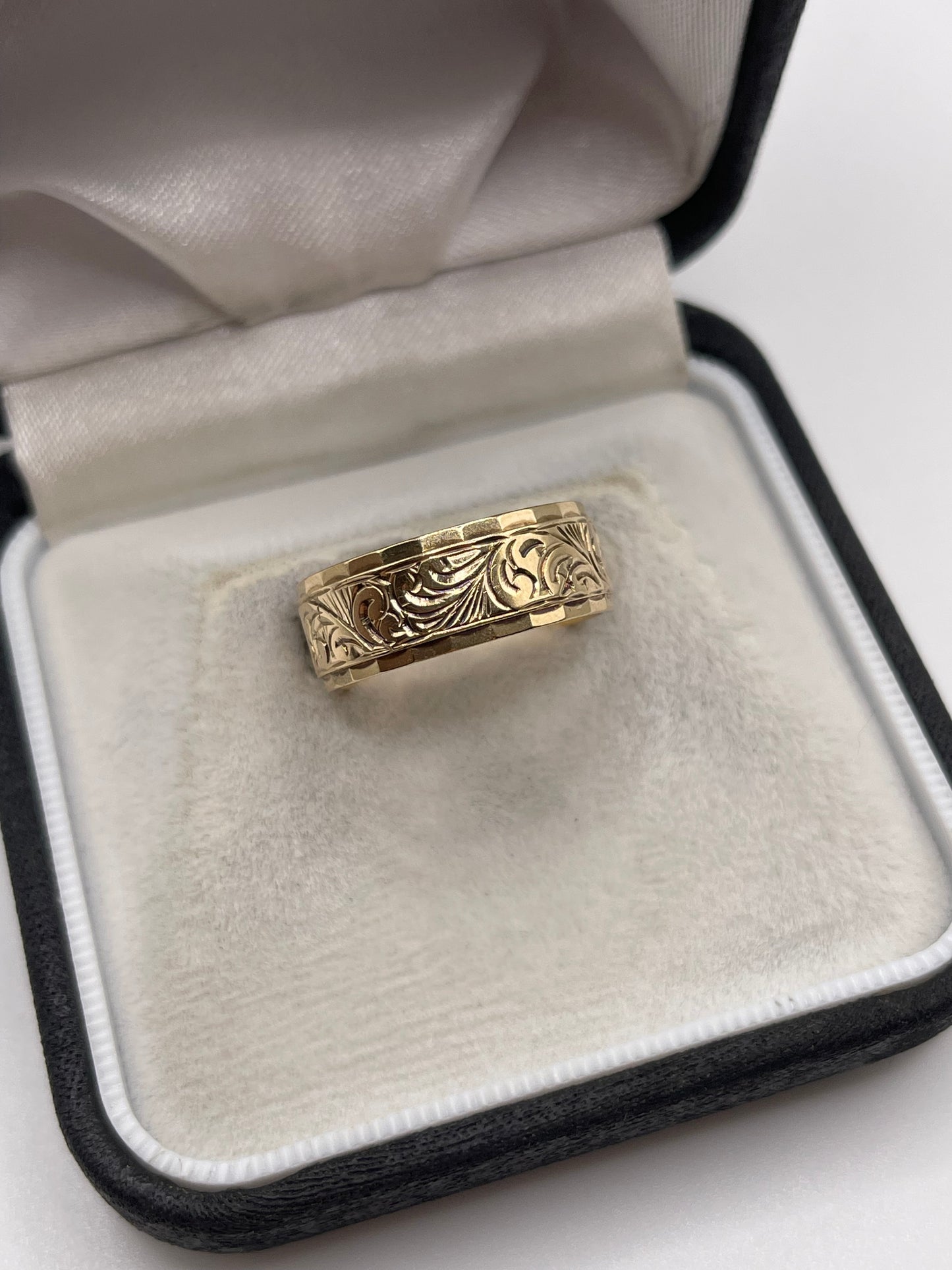9ct gold patterned band