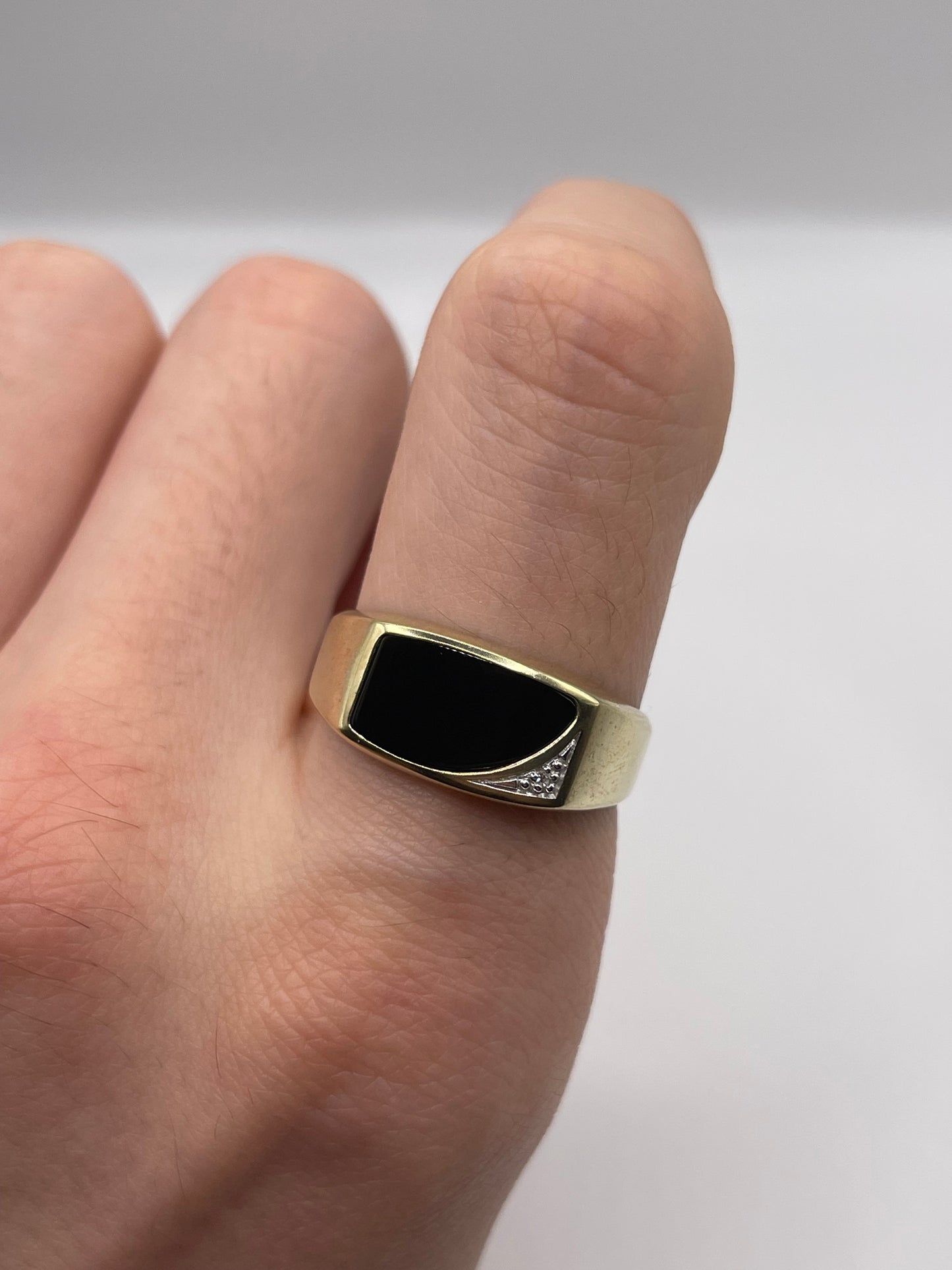 9ct gold onyx and diamond ring