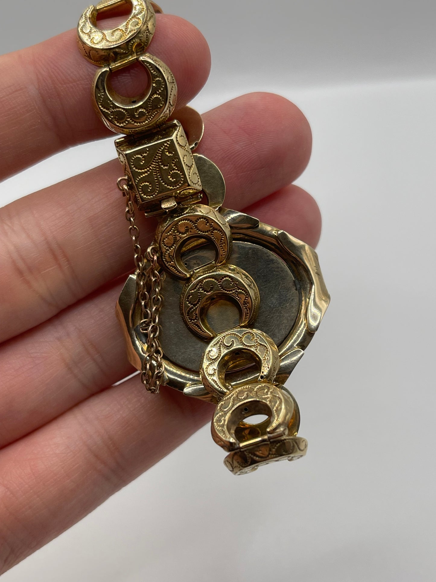 Antique 9ct gold cameo bracelet