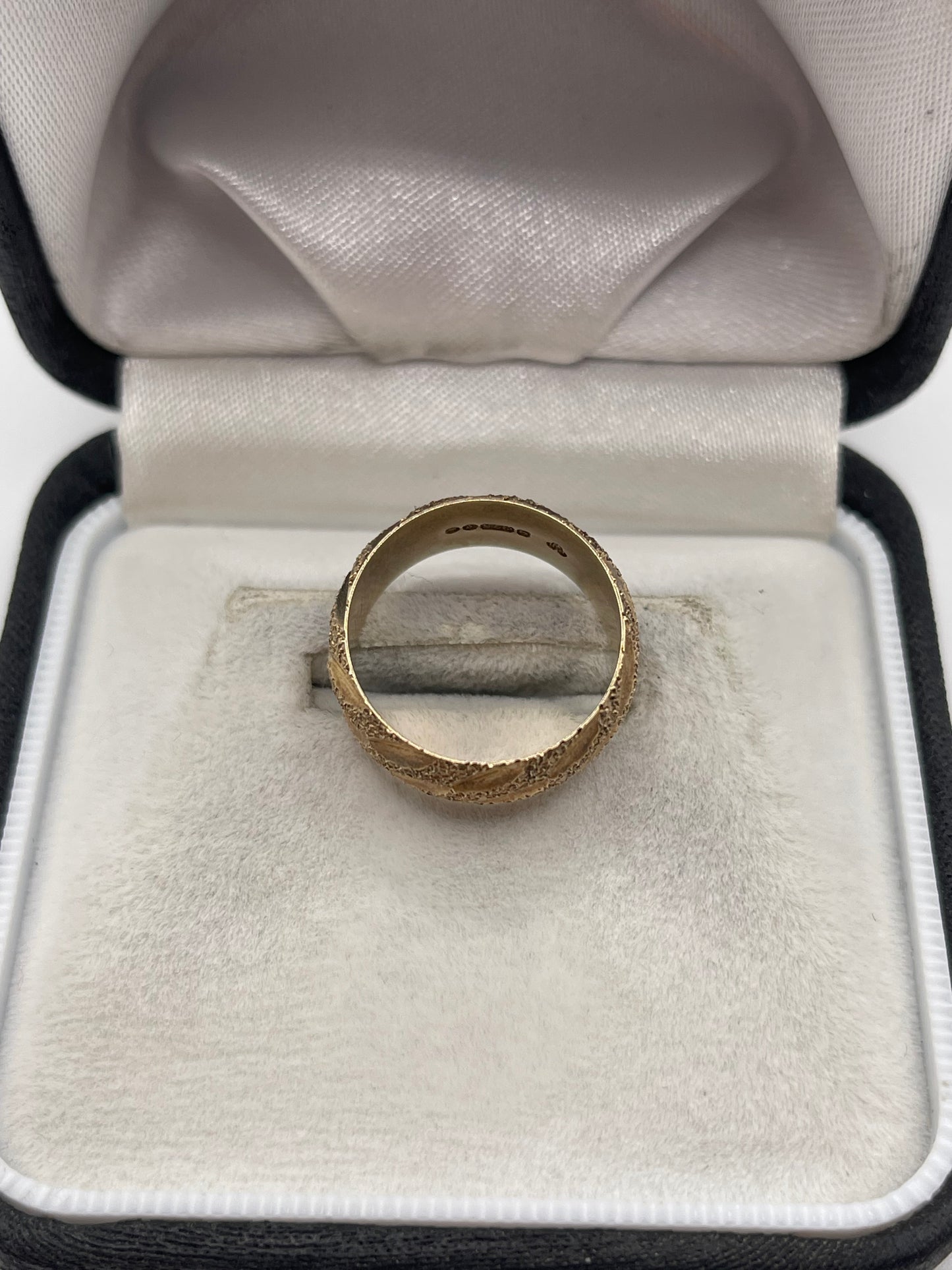 9ct gold patterned band