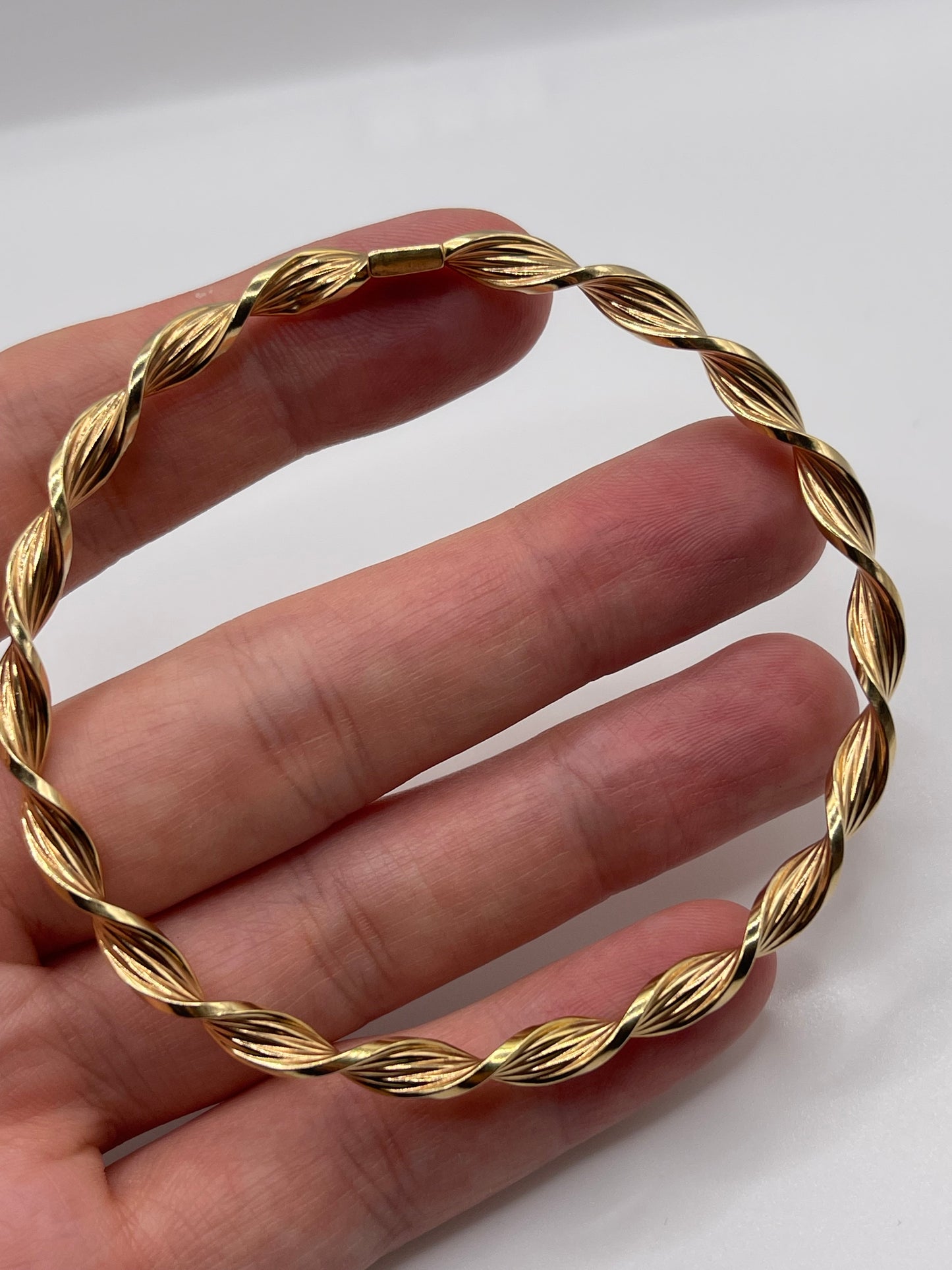 9ct gold bangle