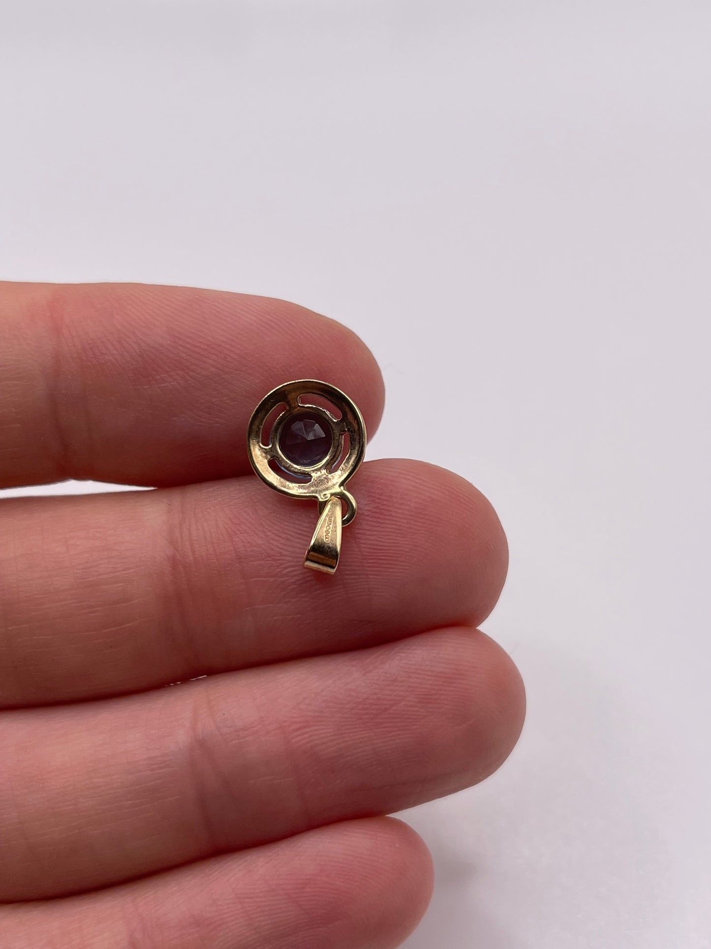 9ct gold blue topaz pendant