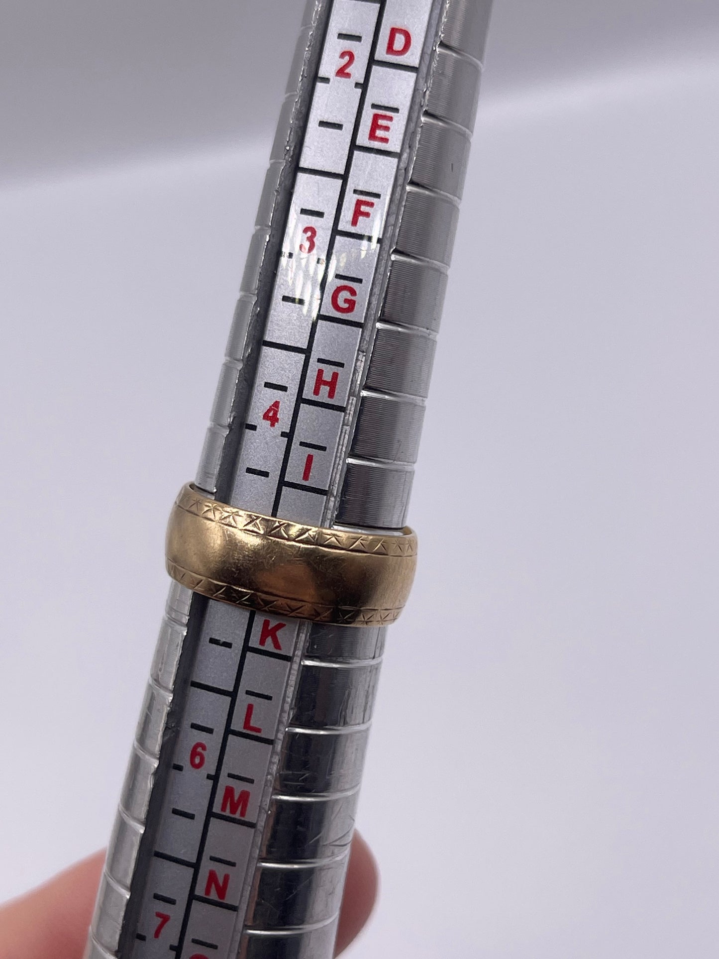9ct gold patterned band