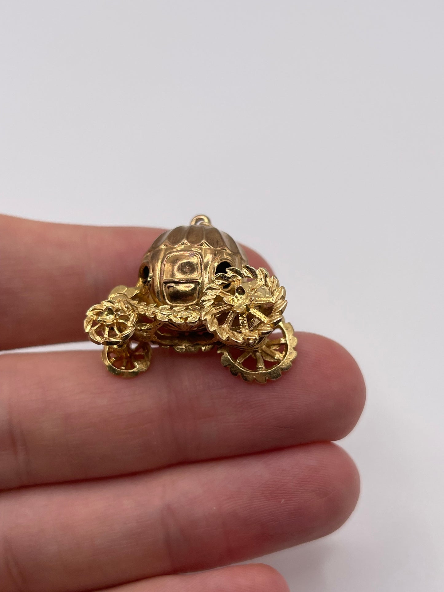 9ct gold carriage charm