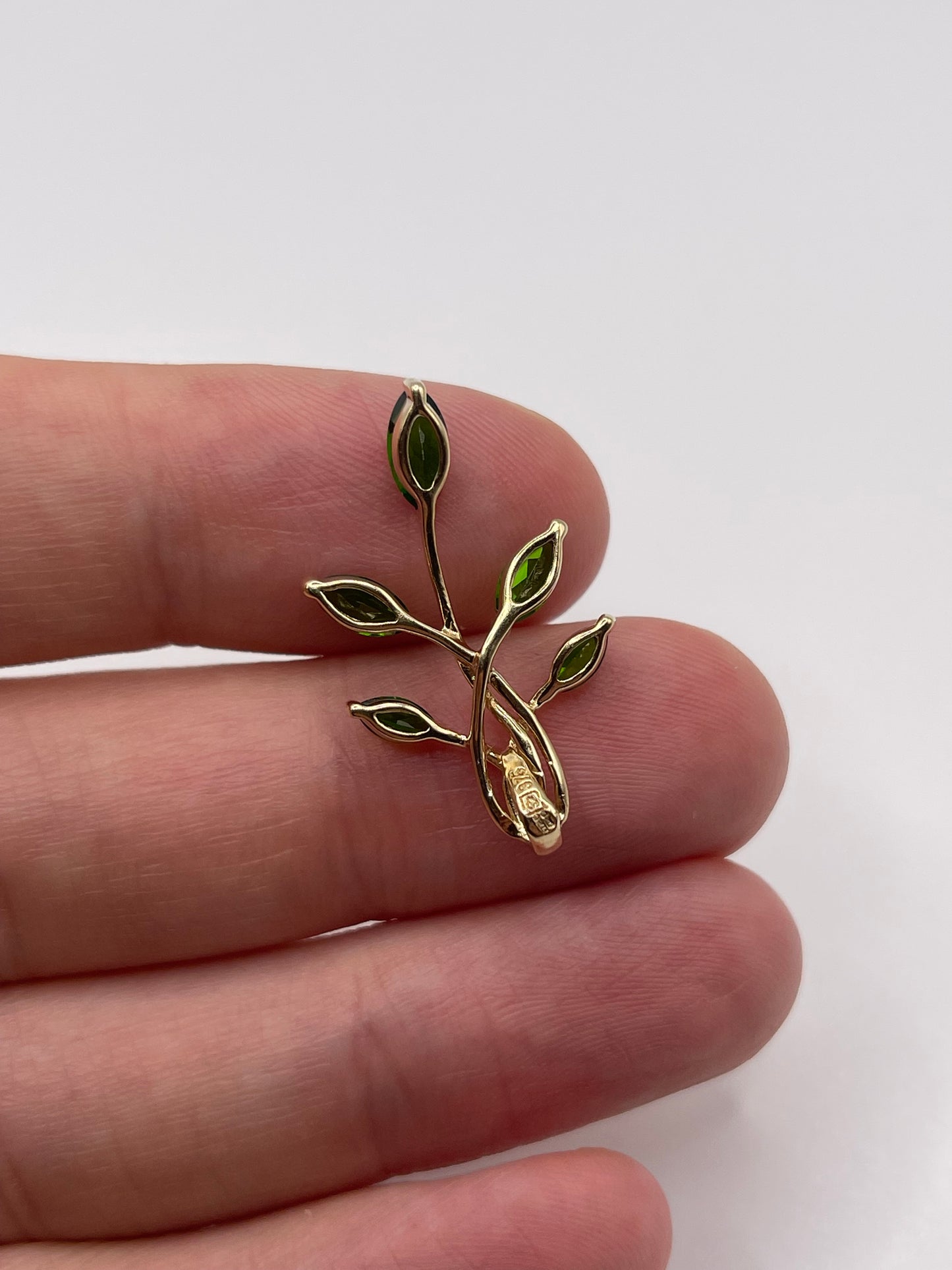 9ct gold diopside pendant