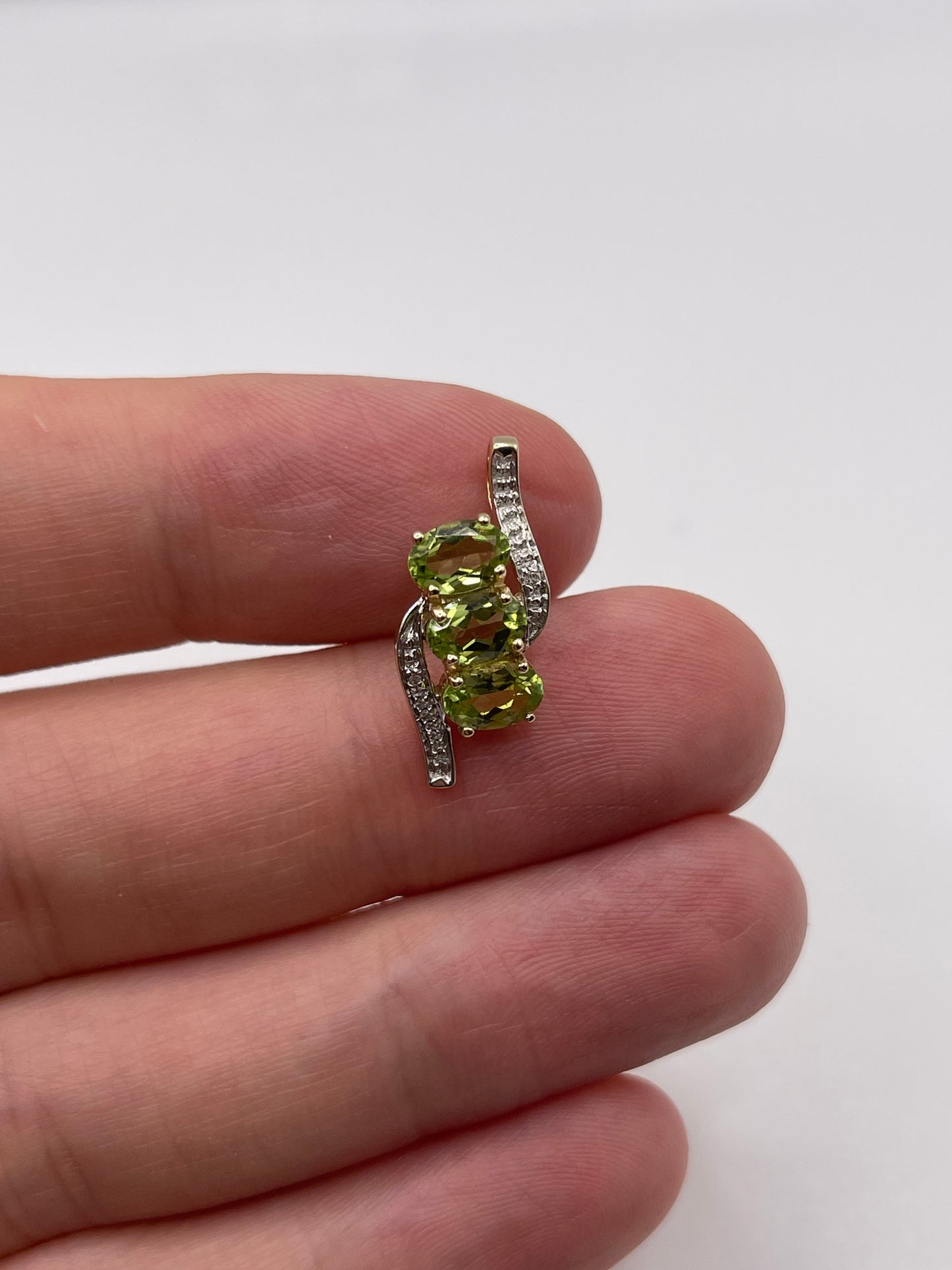 9ct gold peridot and diamond pendant
