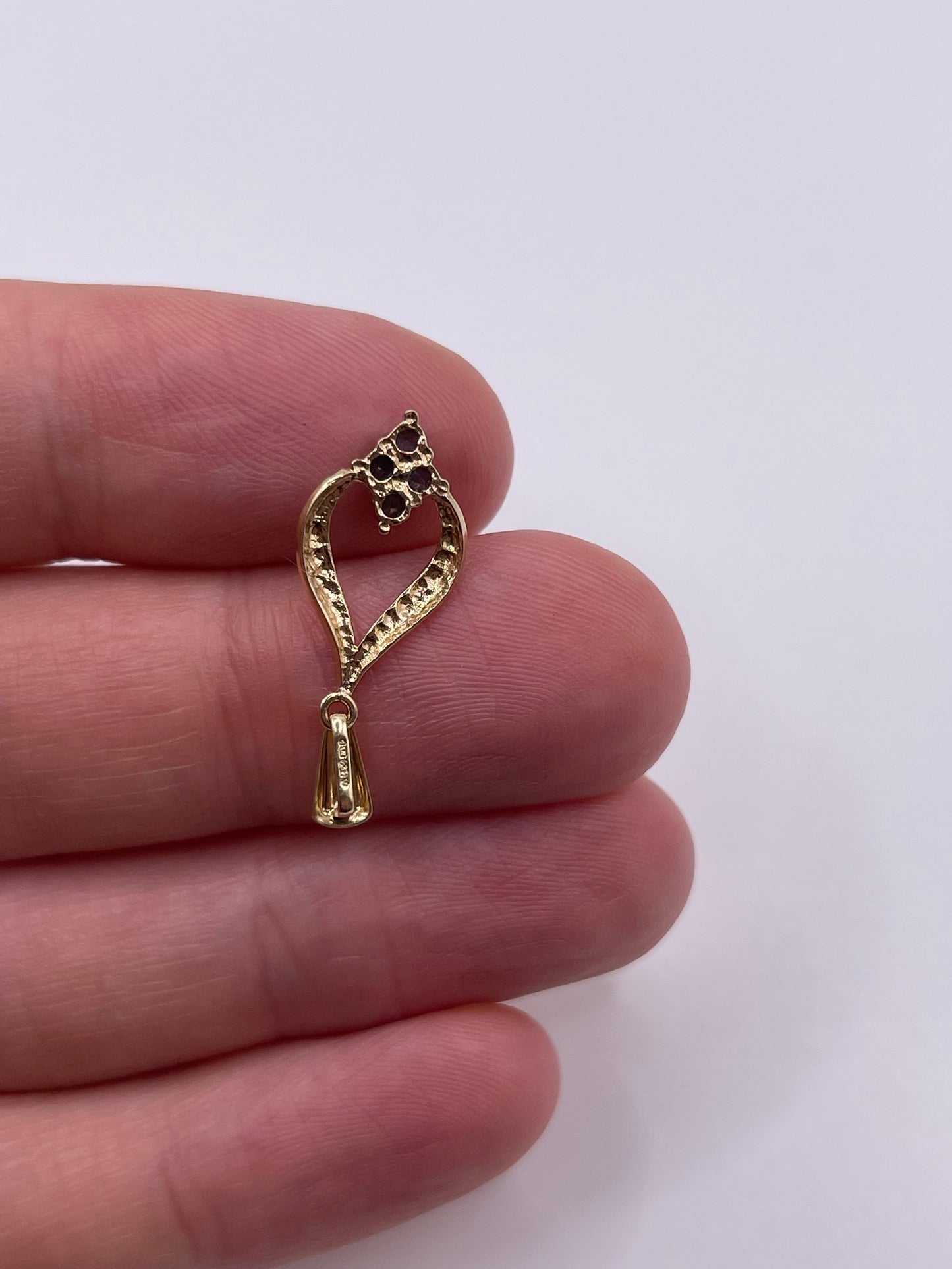 9ct gold sapphire pendant