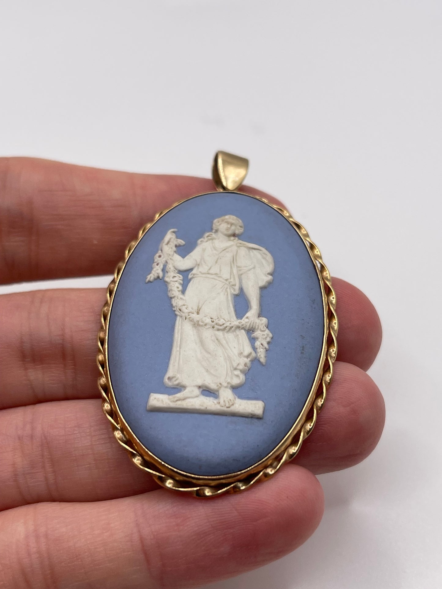 9ct gold Wedgwood pendant