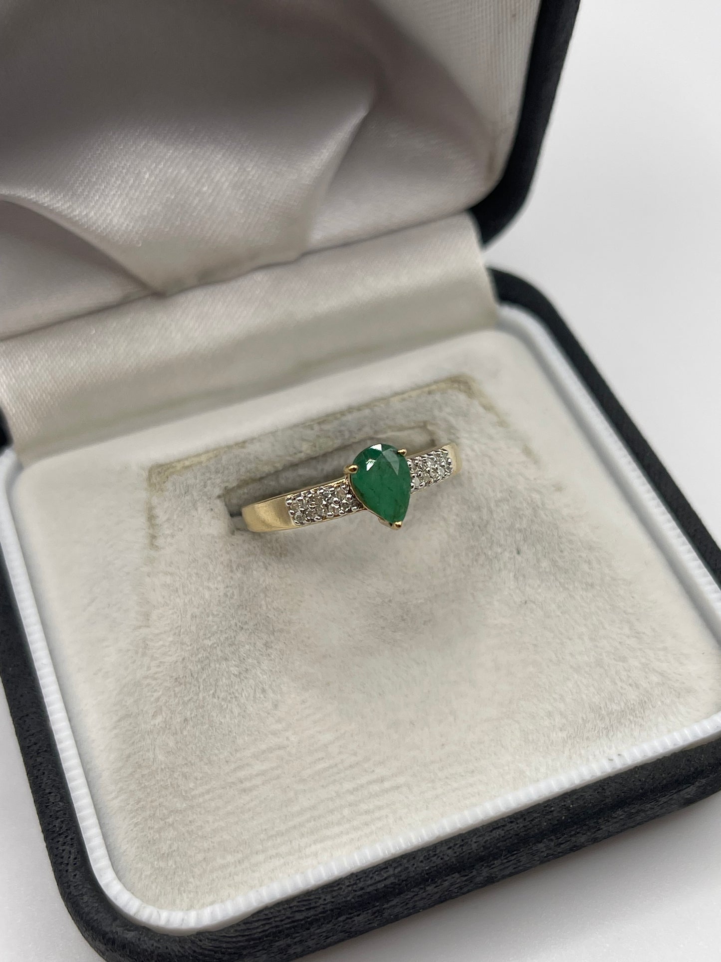 9ct gold emerald and diamond ring