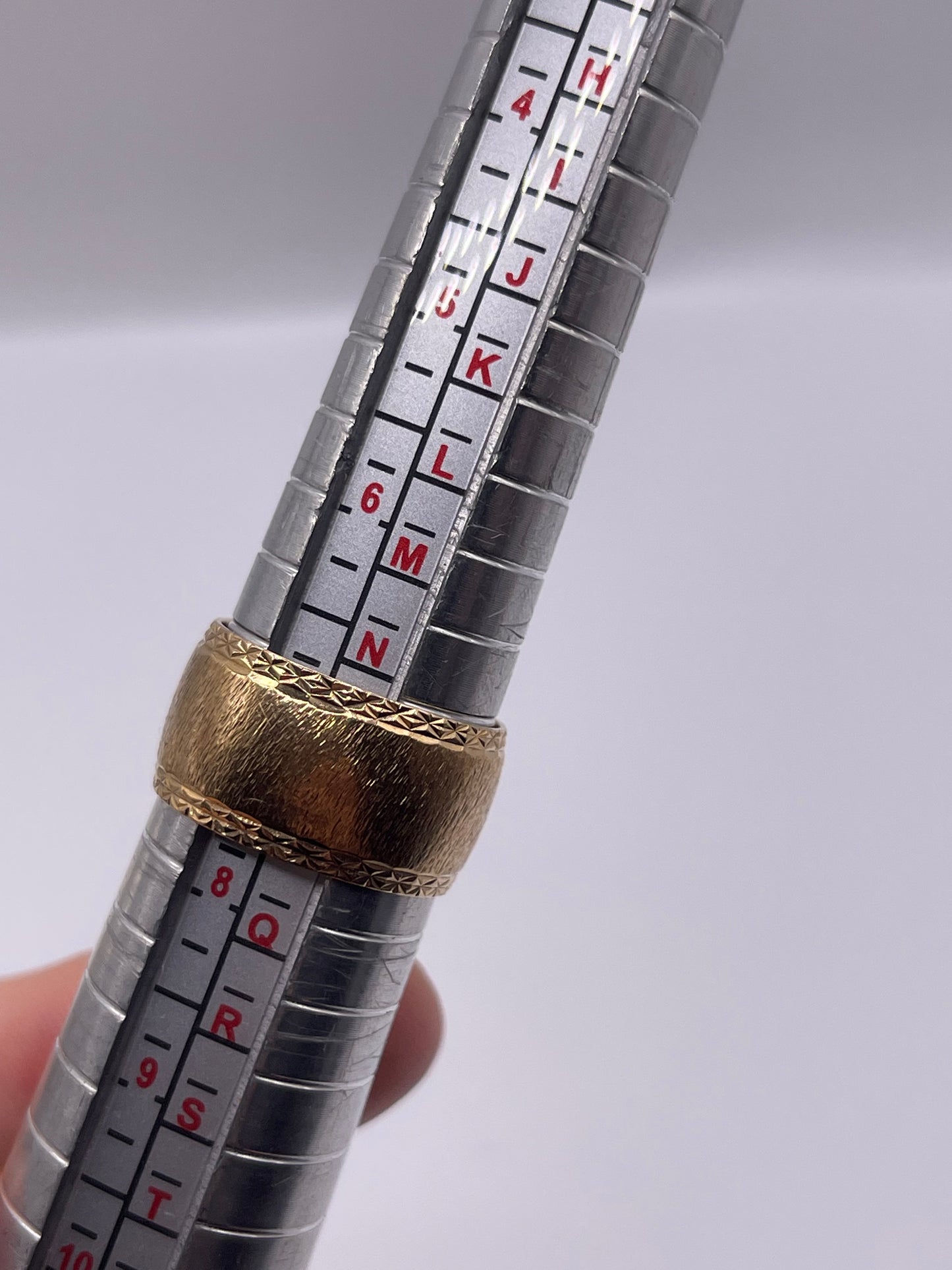 9ct gold patterned band