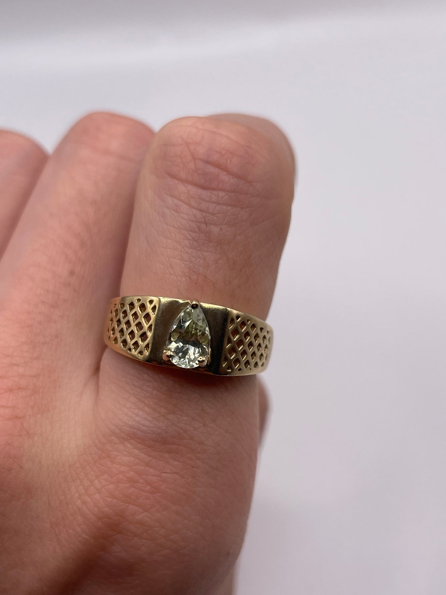 9ct gold quartz ring