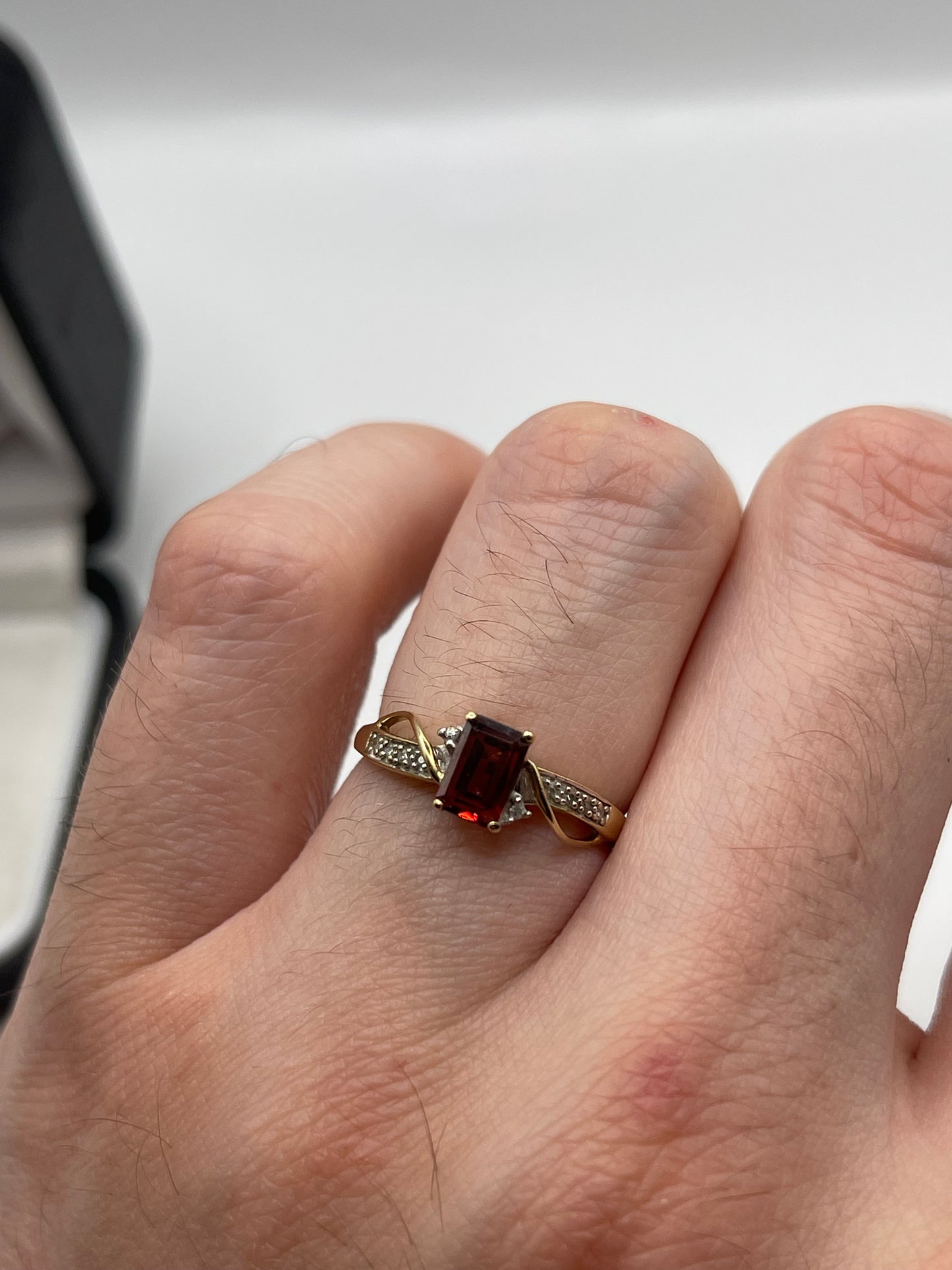 9ct gold garnet and diamond ring