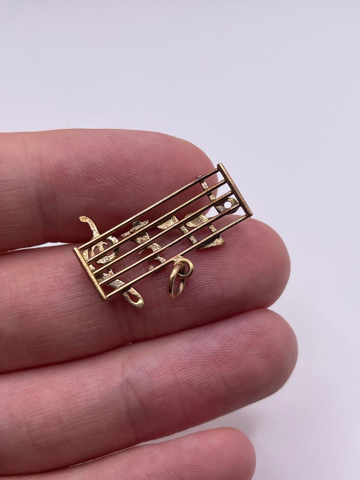 9ct gold musical note pendant