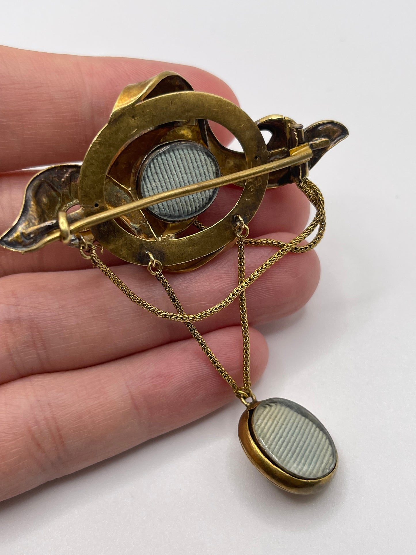 Antique 15ct gold emerald brooch