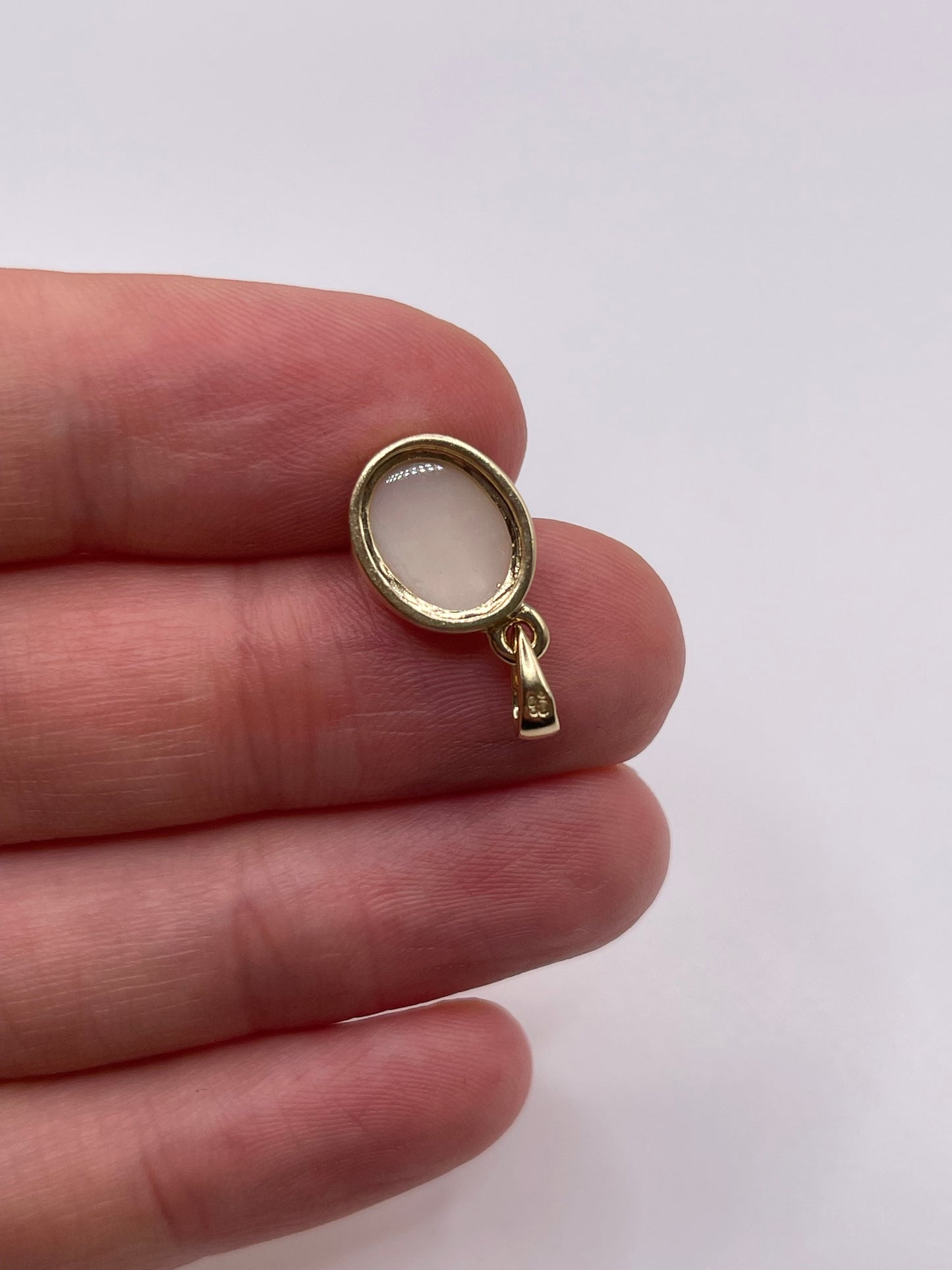 9ct gold opal pendant