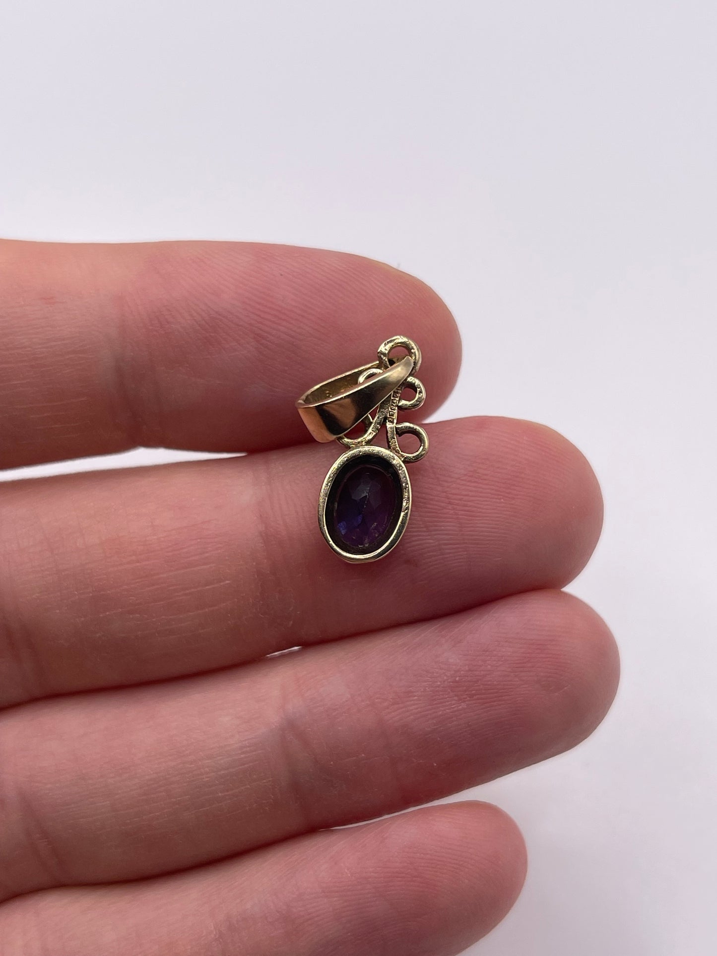 9ct gold iolite pendant