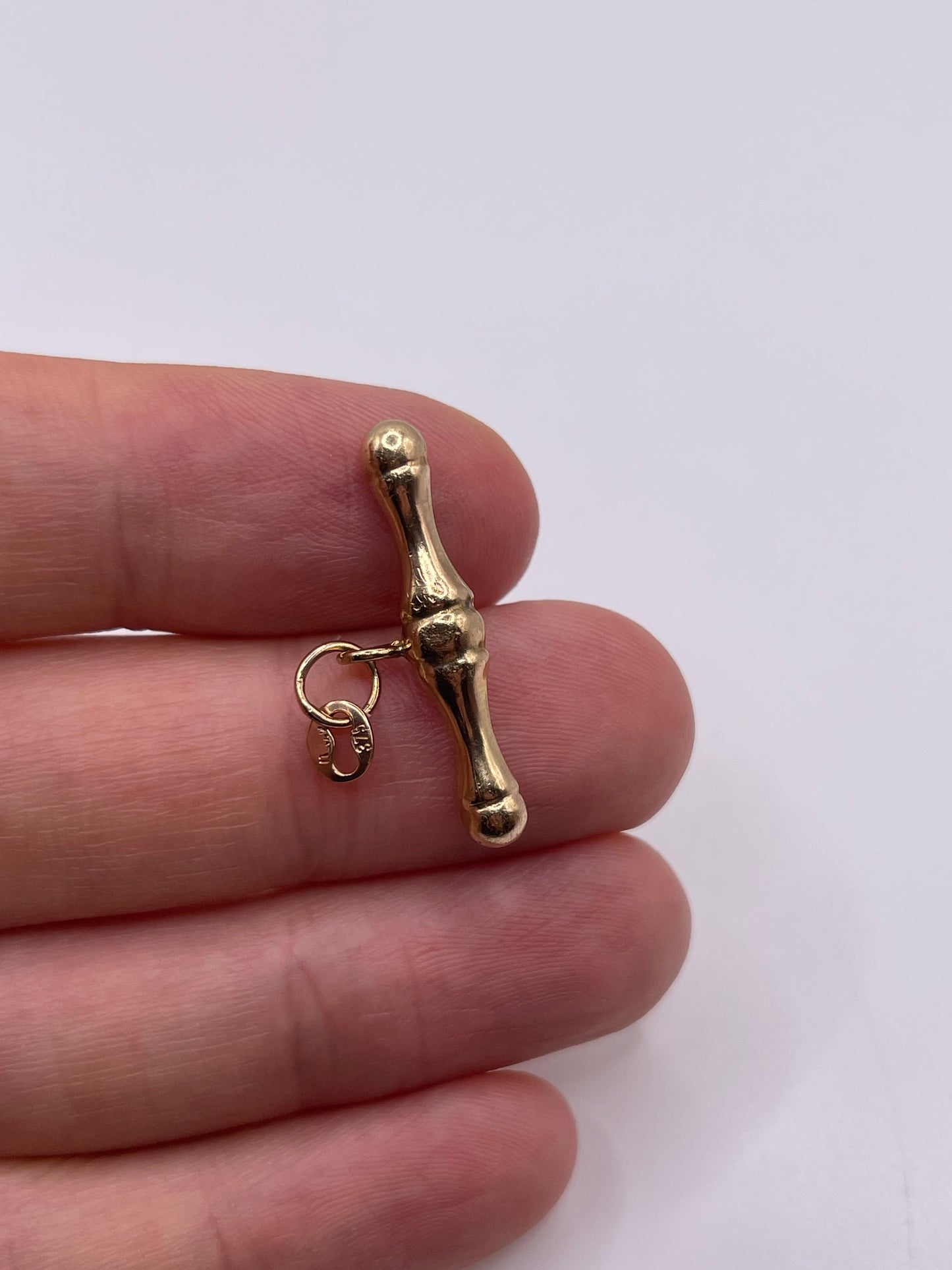 9ct gold t bar pendant