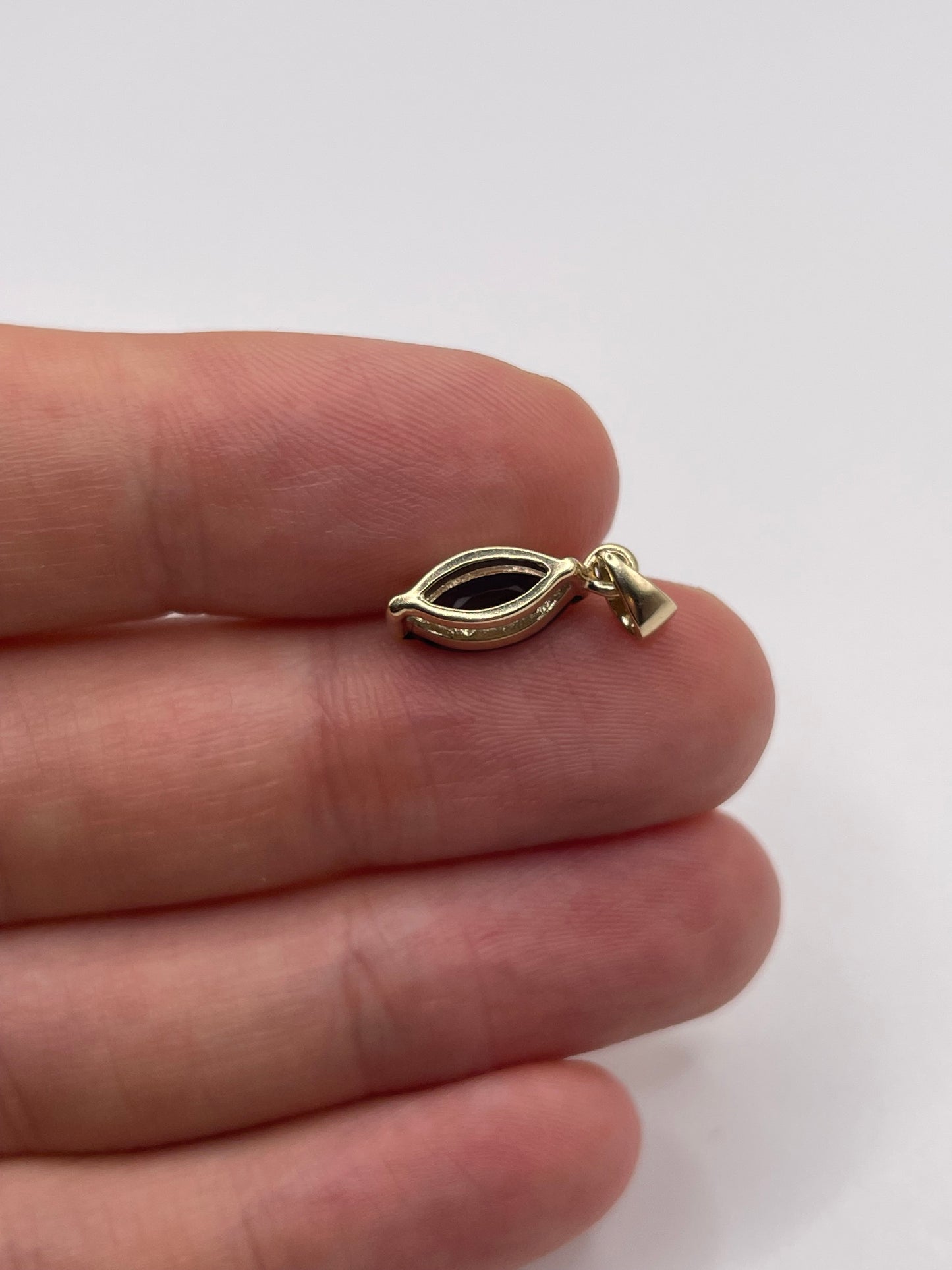 9ct gold iolite pendant