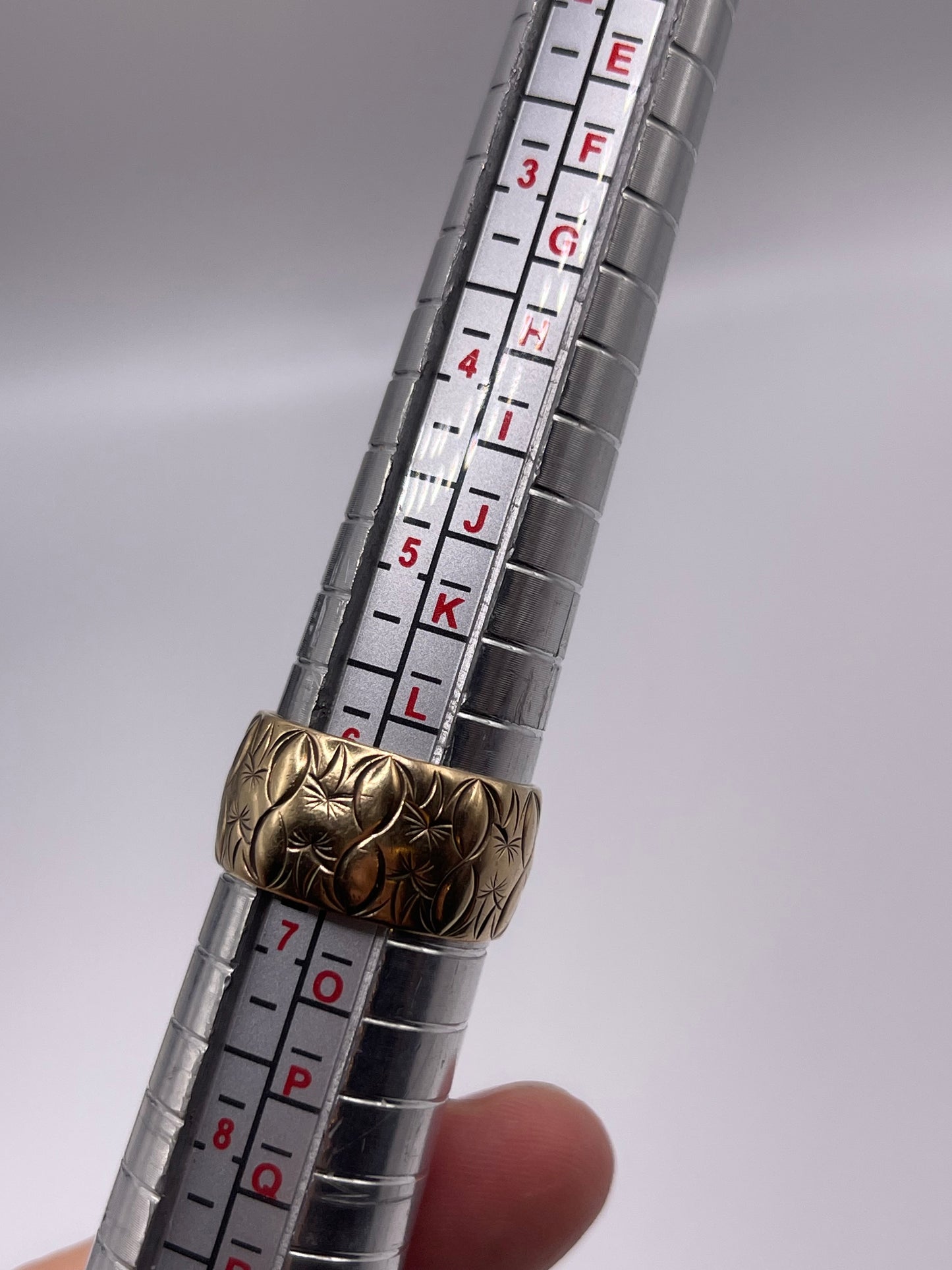 9ct gold patterned band