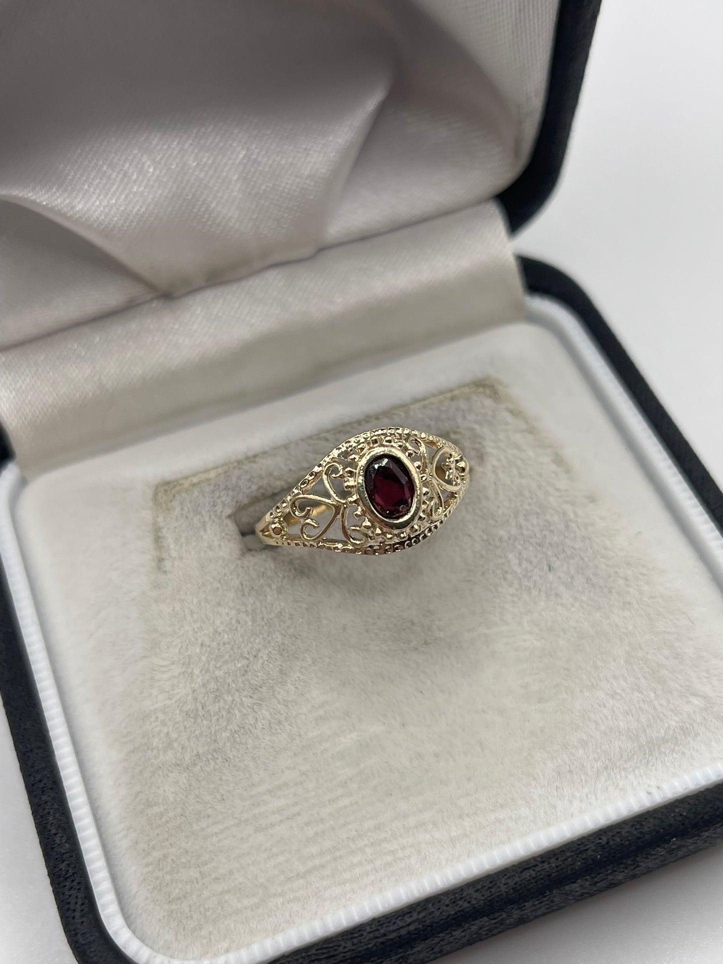 9ct gold garnet ring