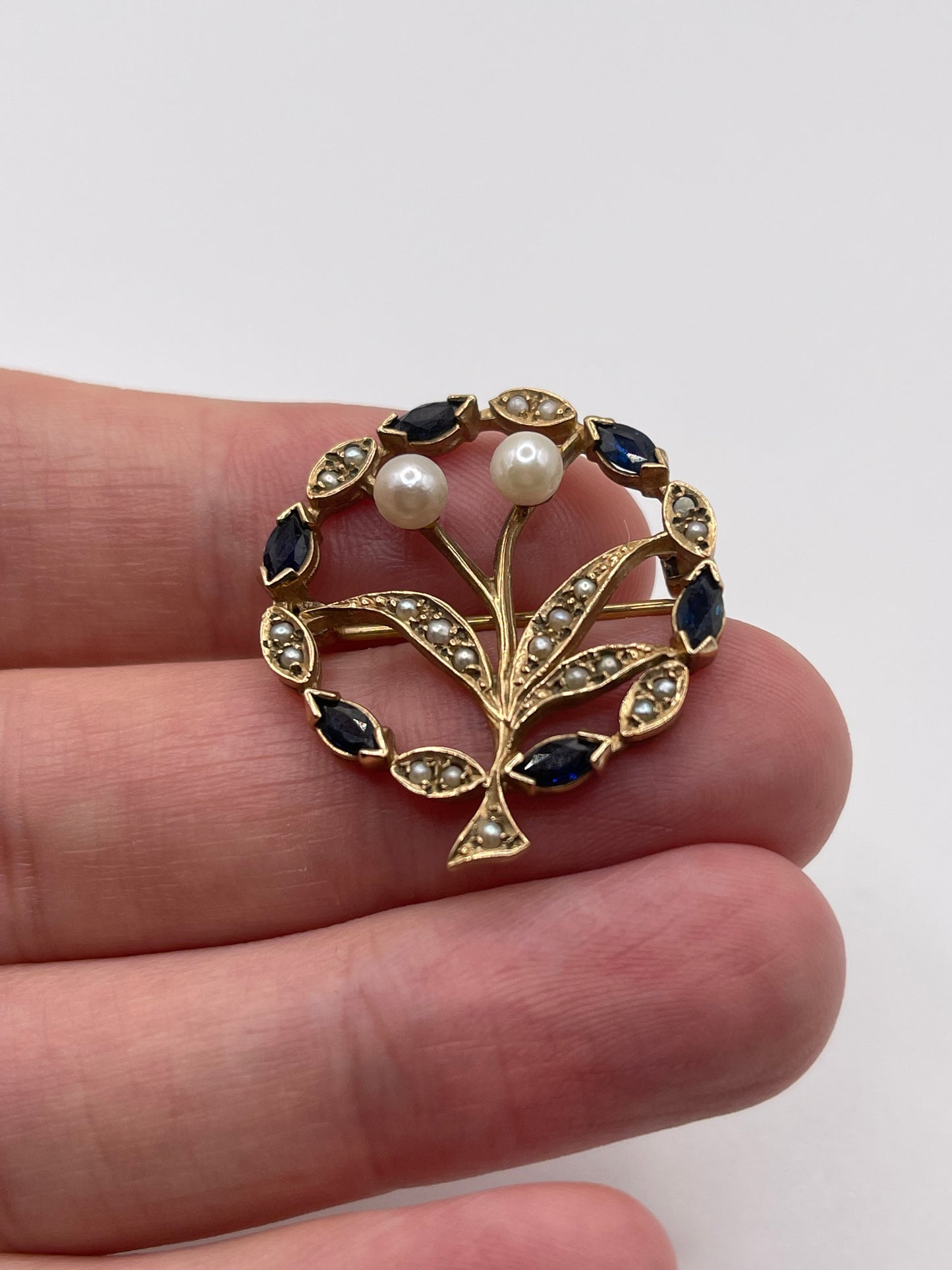9ct gold sapphire and pearl brooch