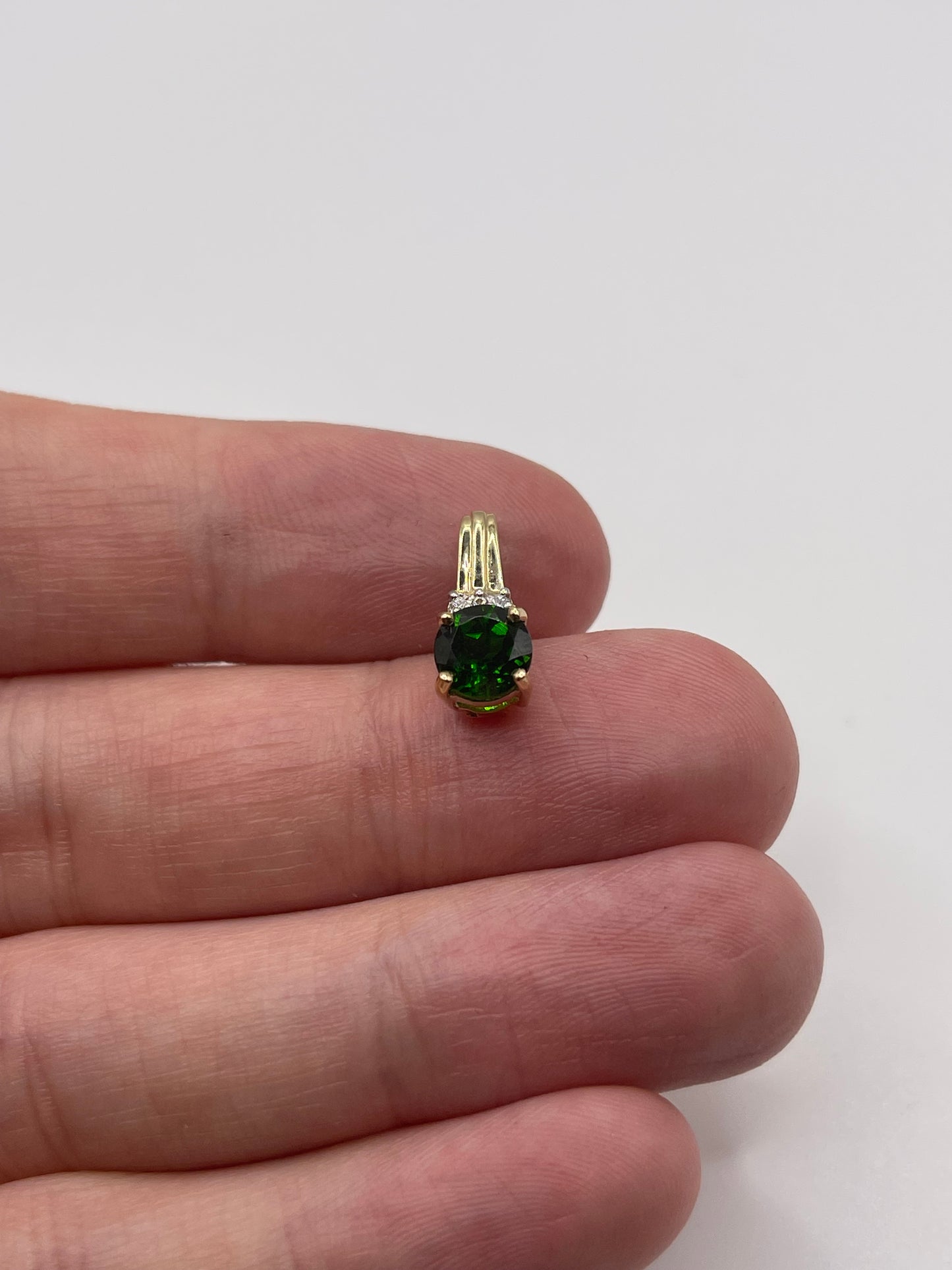 9ct gold diopside and zircon pendant