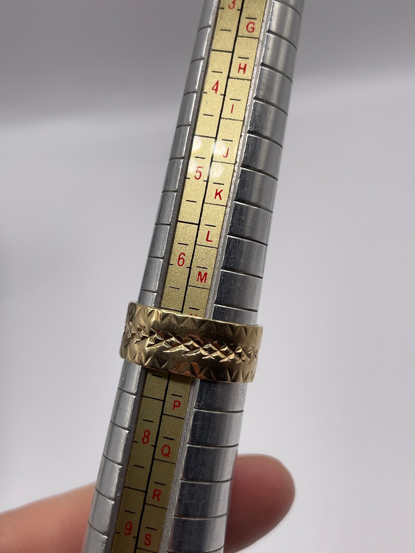 9ct gold engraved band
