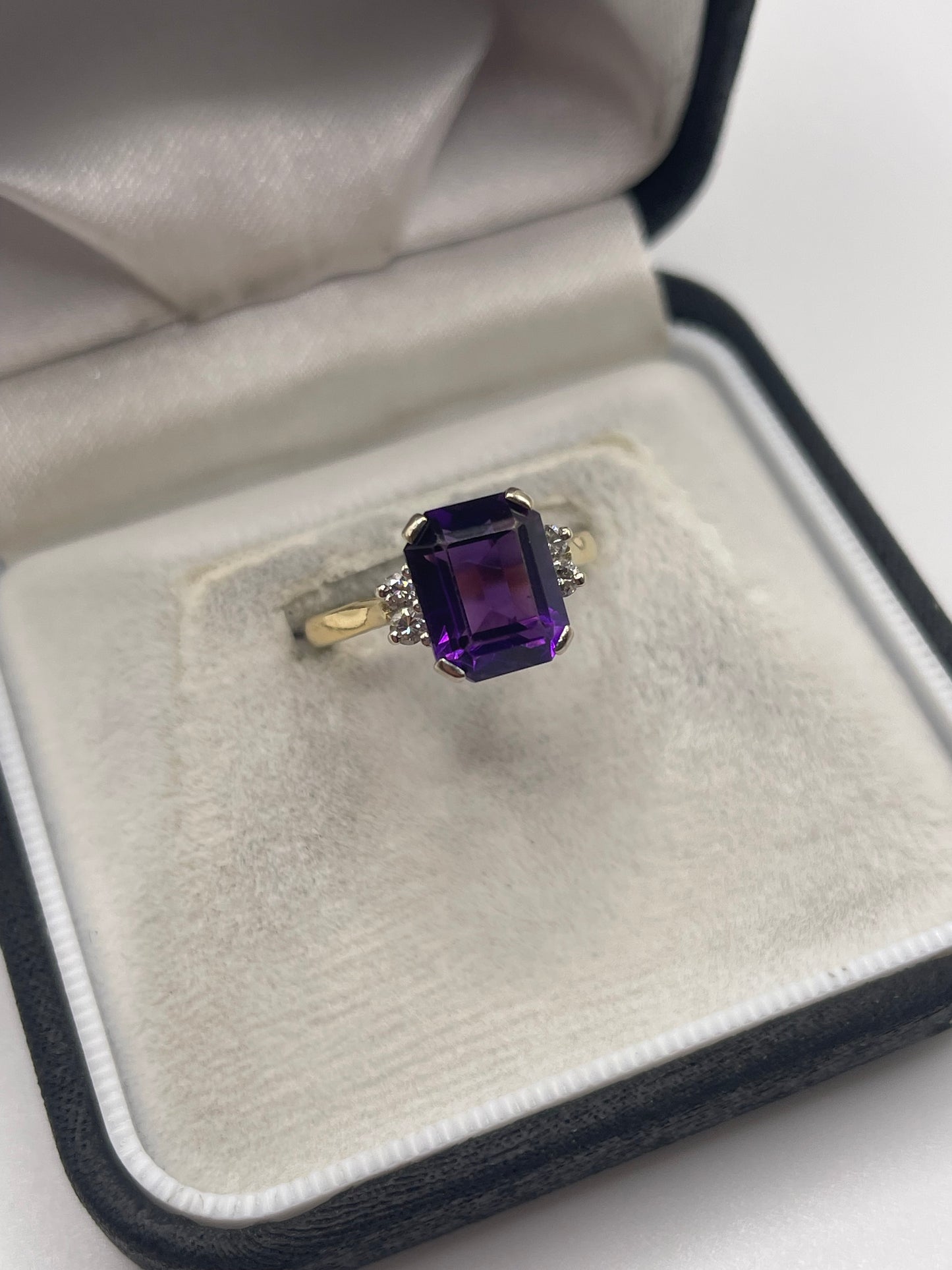 18ct gold amethyst and diamond ring