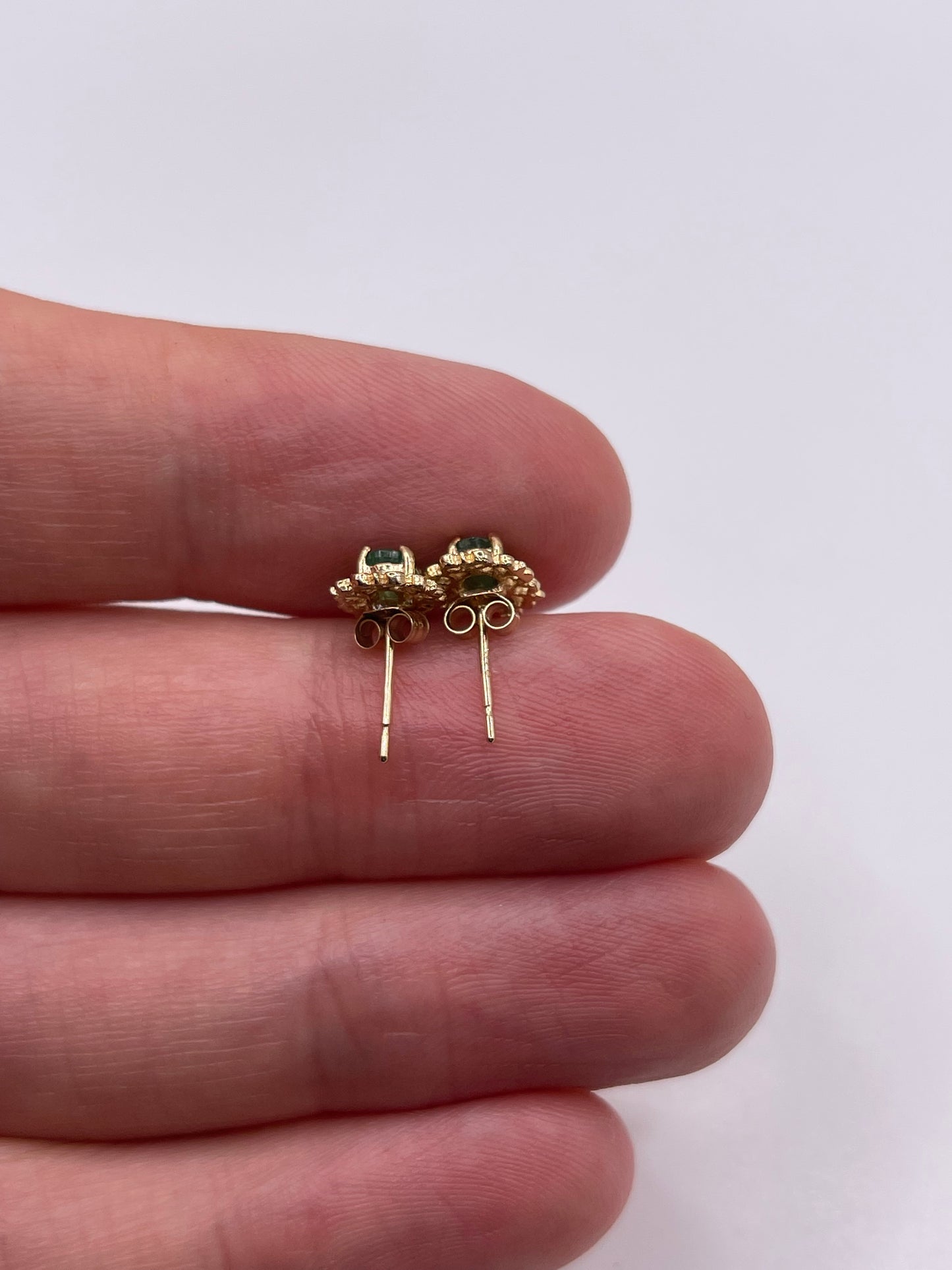 9ct gold emerald earrings