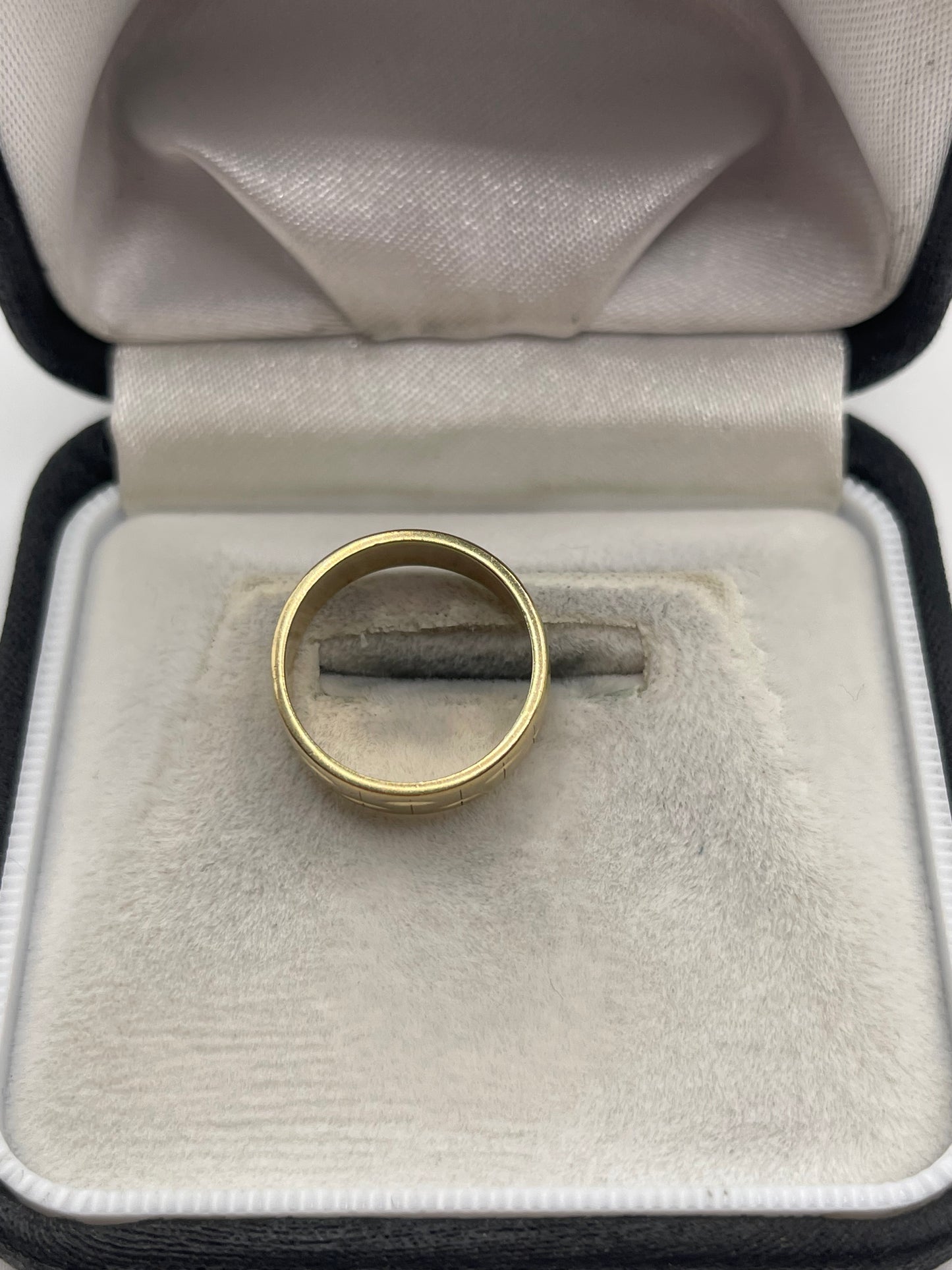 9ct gold patterned band