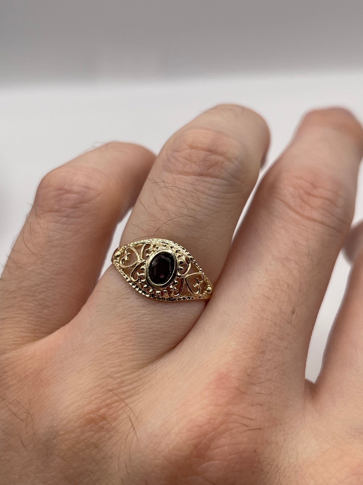 9ct gold garnet ring