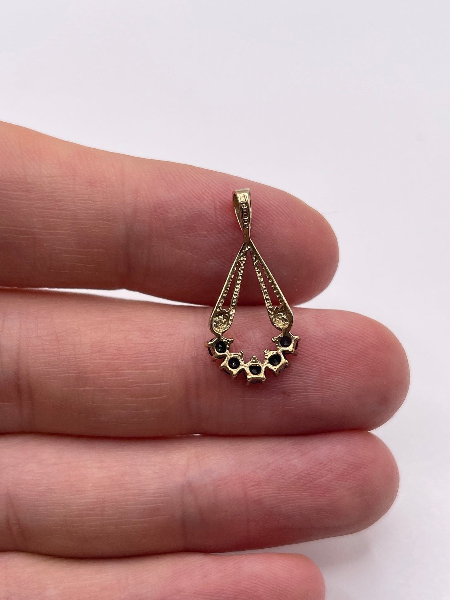 9ct gold sapphire and diamond pendant