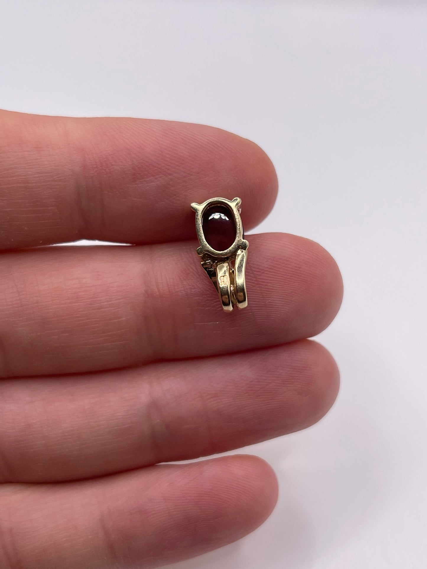 9ct gold cabochon garnet pendant