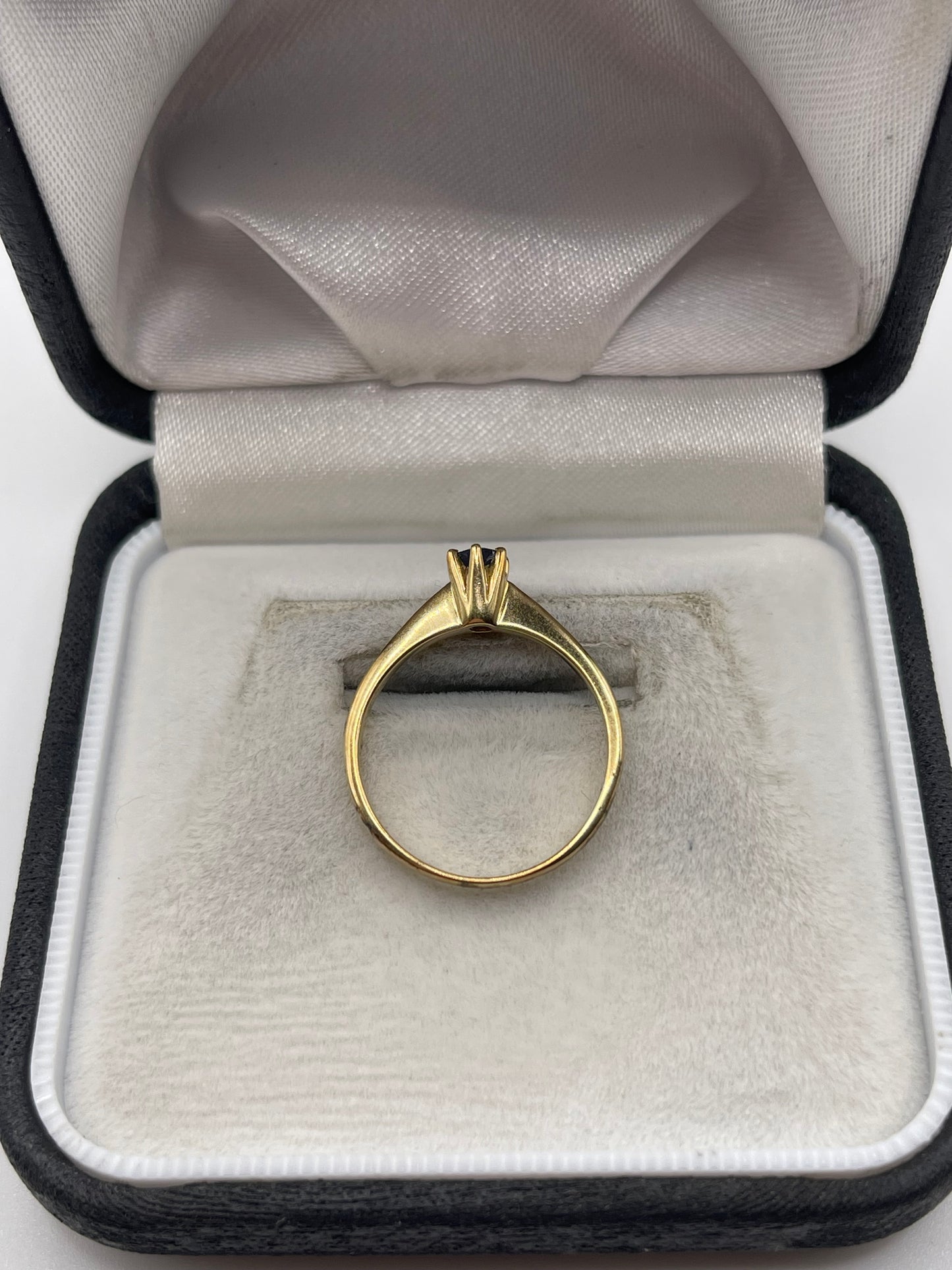 9ct gold sapphire ring