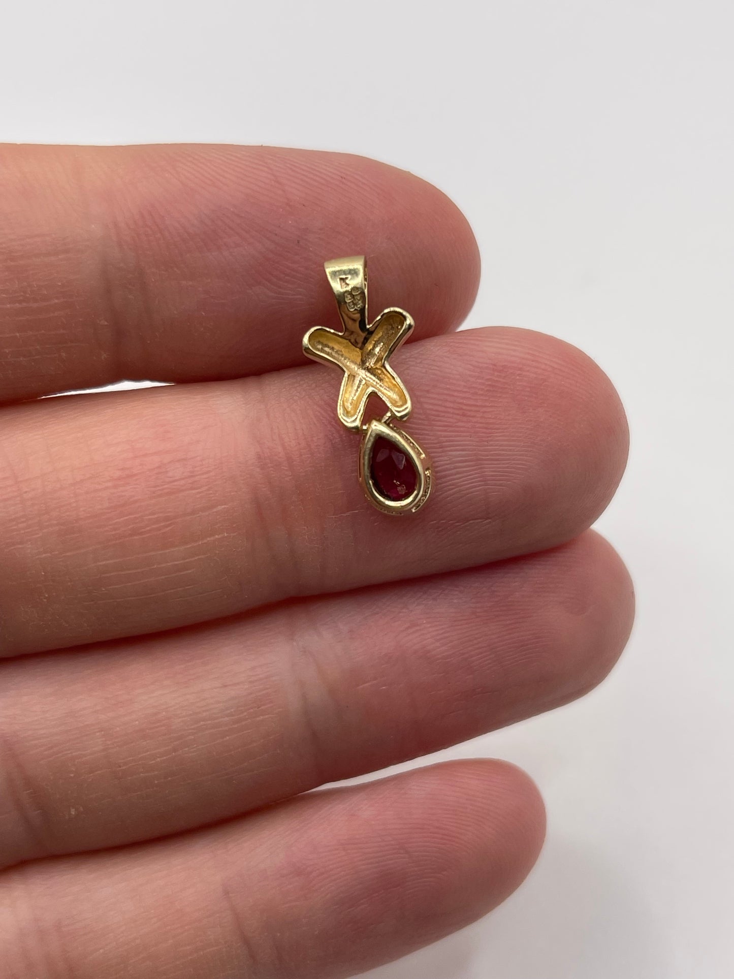 9ct gold synthetic ruby pendant