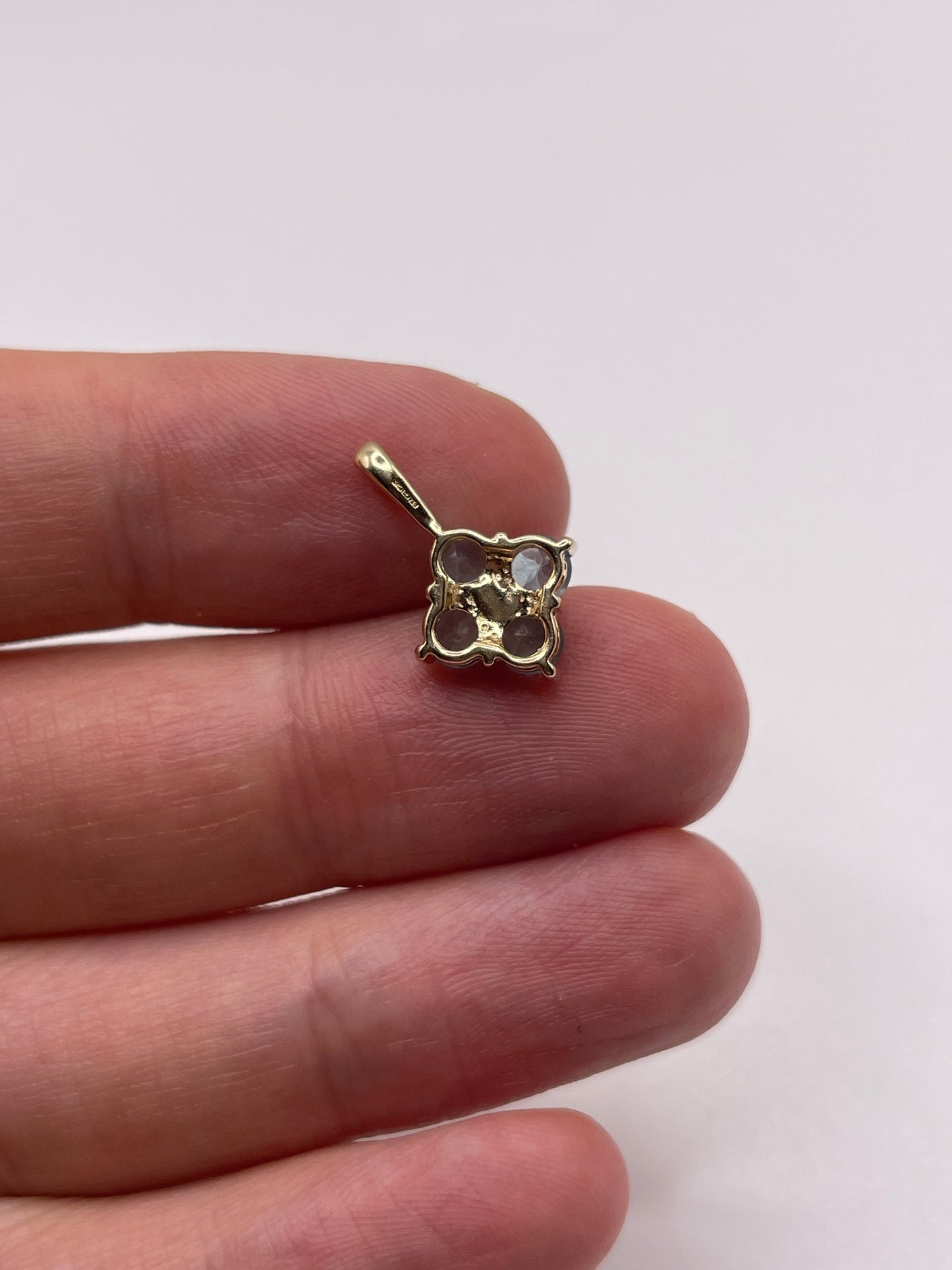 9ct gold quartz pendant