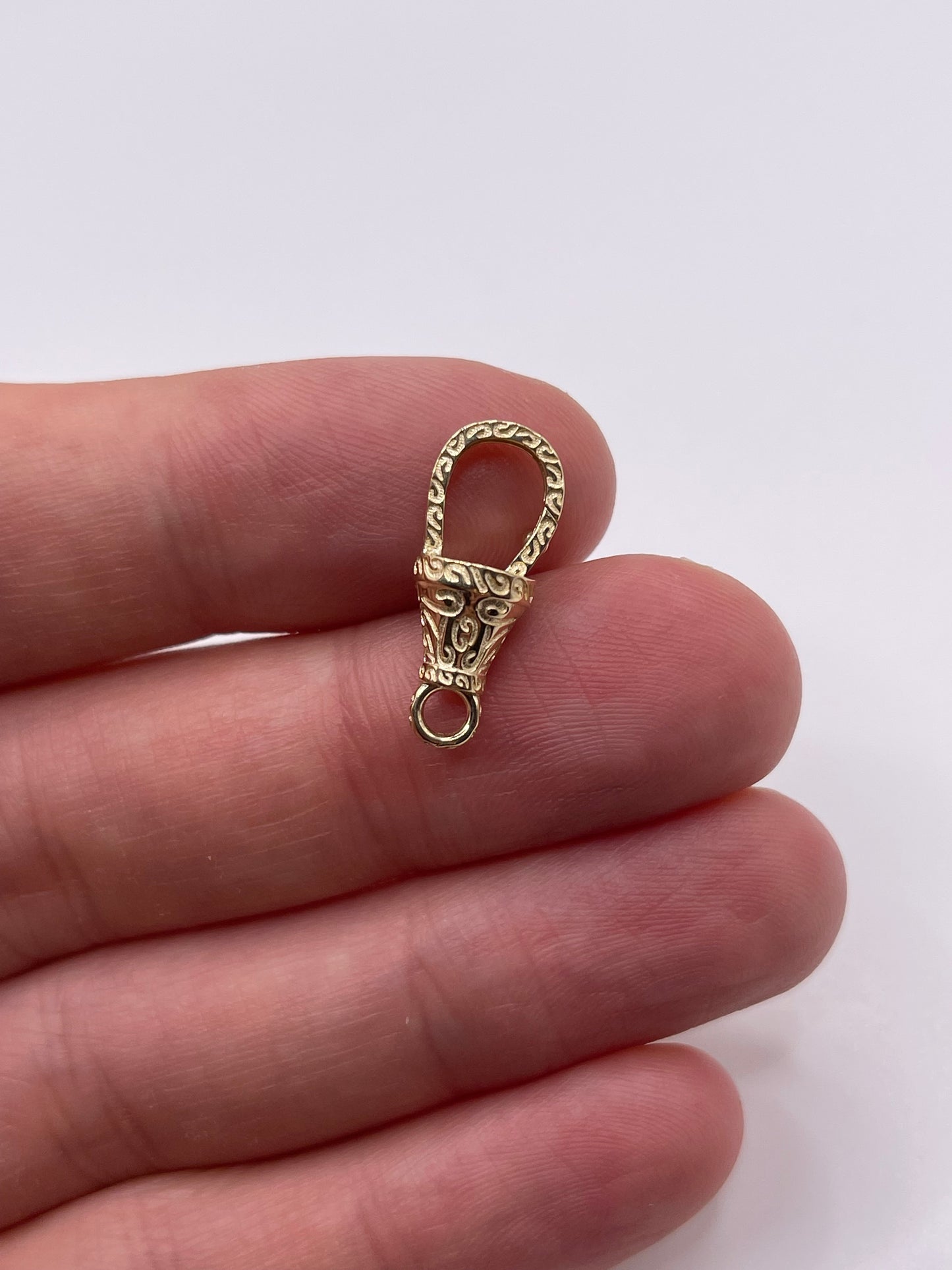 9ct gold 20mm engraved dog clip