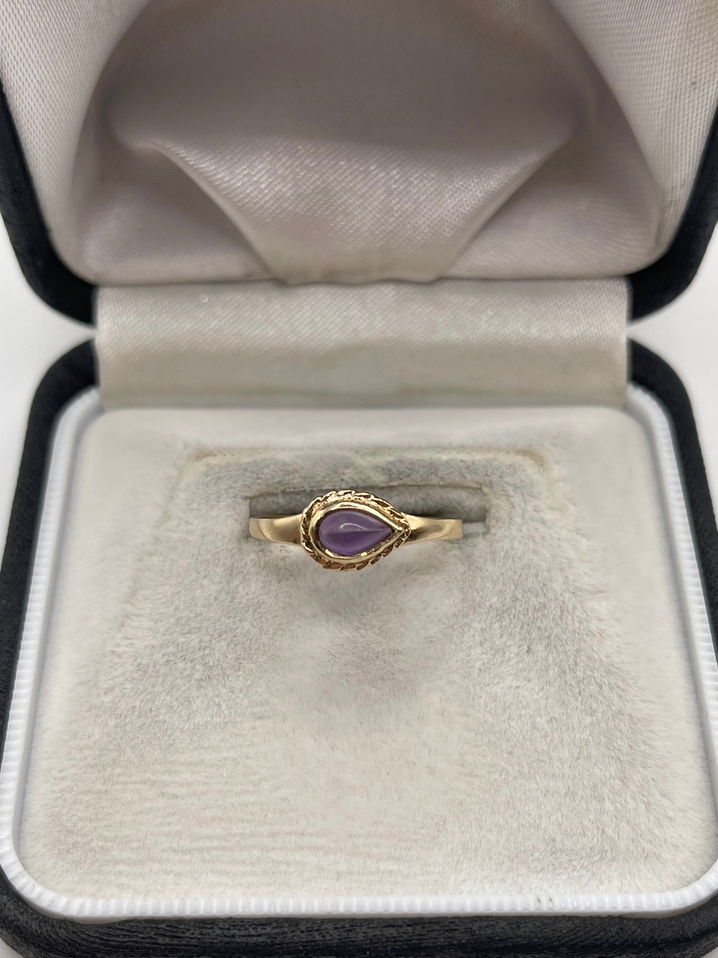 9ct gold cabochon amethyst ring