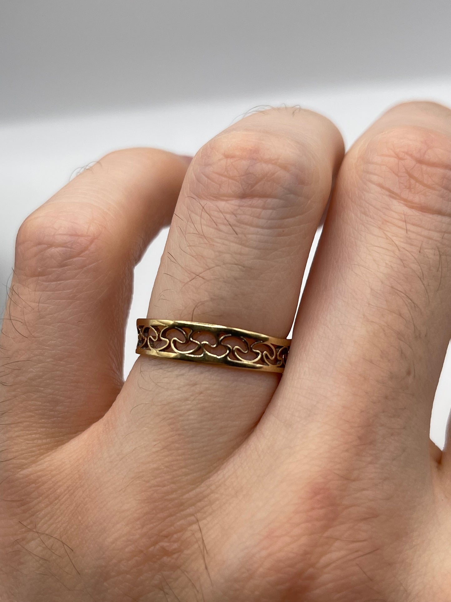 9ct gold patterned band